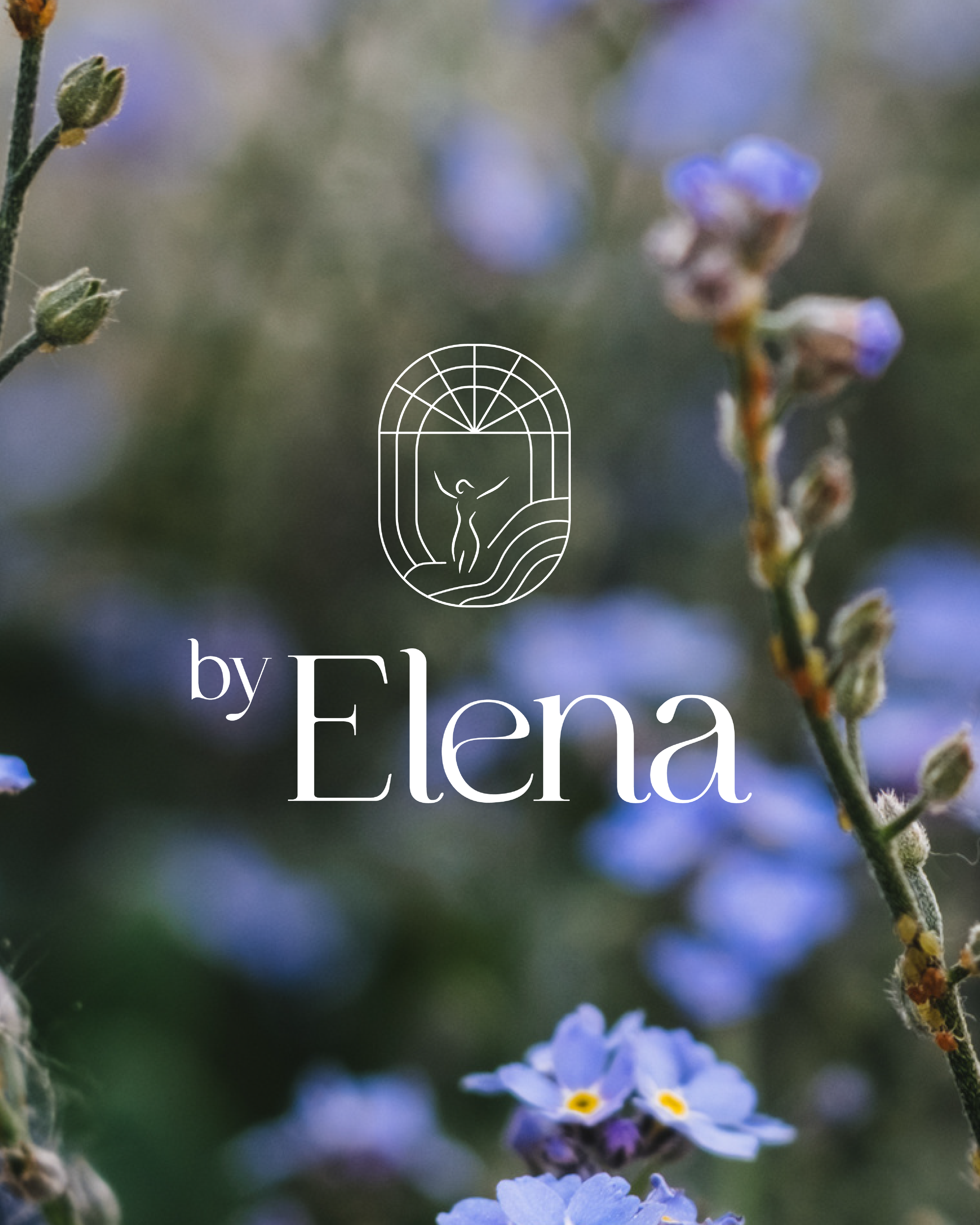 Nahaufnahme von blauen Blumen mit dem Text "by Elena" und einem stilisierten Logo darüber. Im Hintergrund unscharfe Blumen und Blätter.