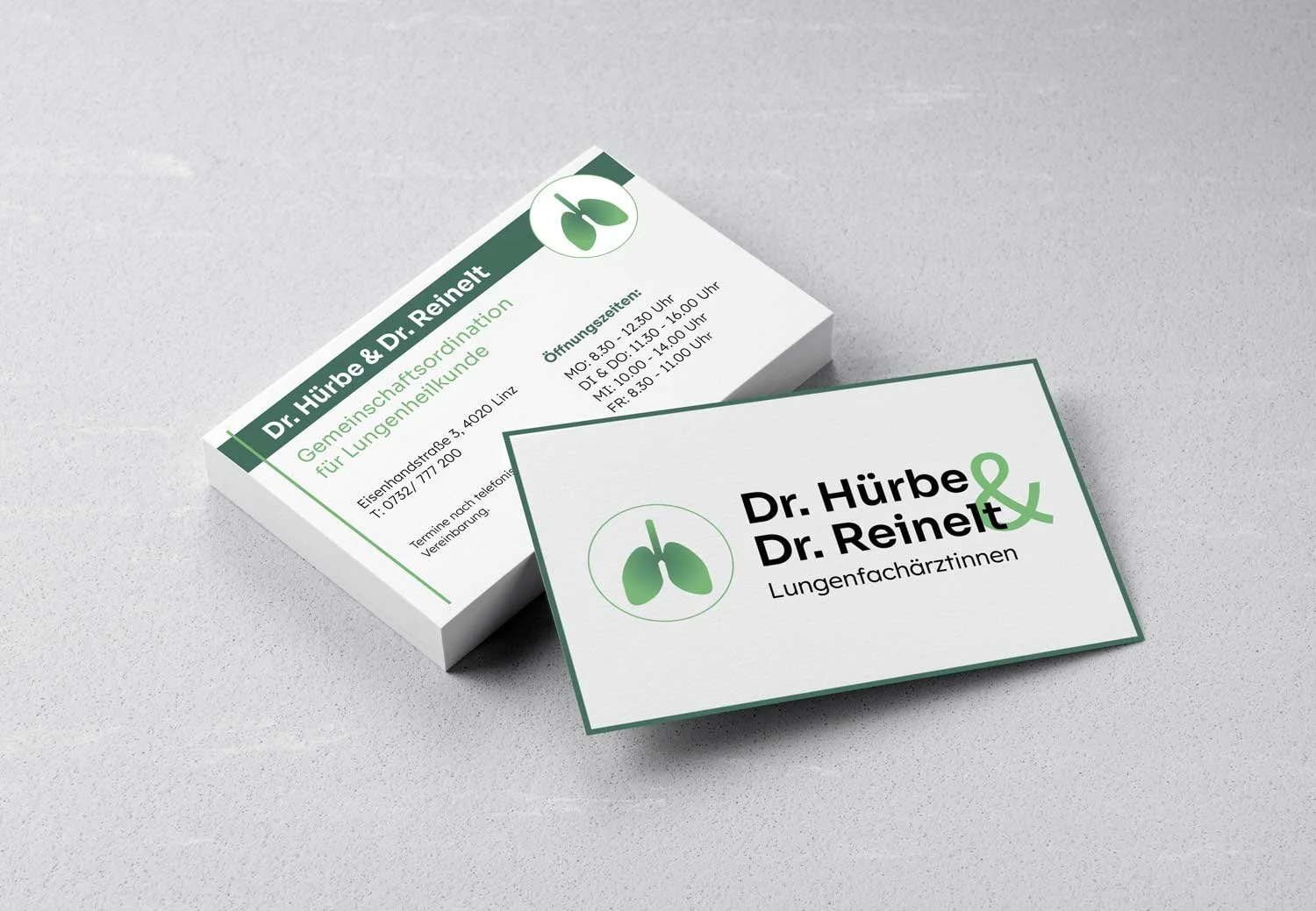 Visitenkarten von Dr. Hürbe & Dr. Reinelt, Lungenfachärztinnen, mit Adresse und Öffnungszeiten in Linz.