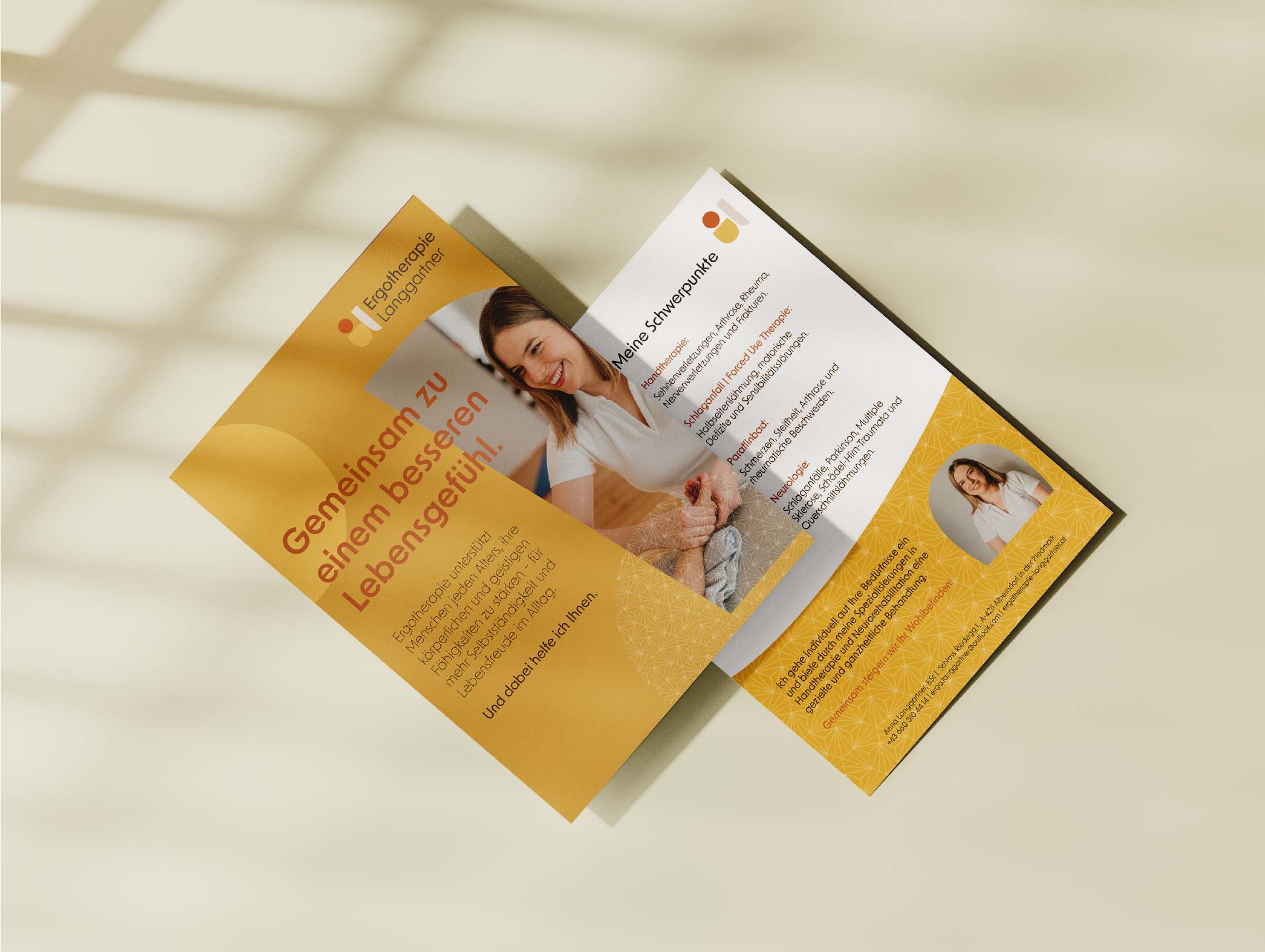 Zwei Handzettel für Ergotherapie Langgassner, mit dem Slogan "Gemeinsam zu einem besseren Lebensgefühl!" verziert. Der Flyer hat ein orangefarbenes Design, zeigt eine lächelnde Frau und beschreibt Ergotherapie-Dienstleistungen. Der zweite Flyer liste