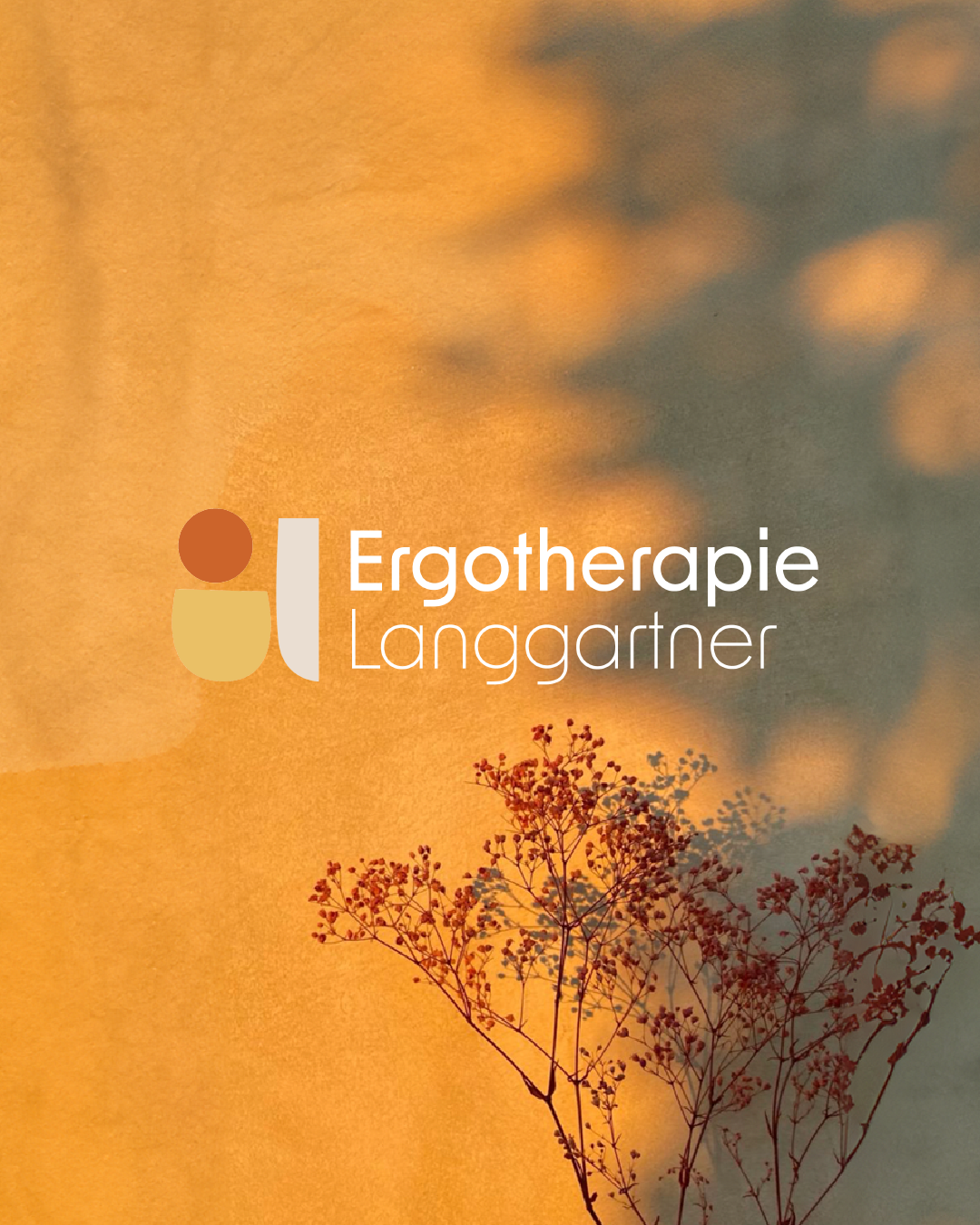 Logo der Ergotherapie Langgartner auf einem gelben Hintergrund mit einem Pflanzenmotiv im Vordergrund.