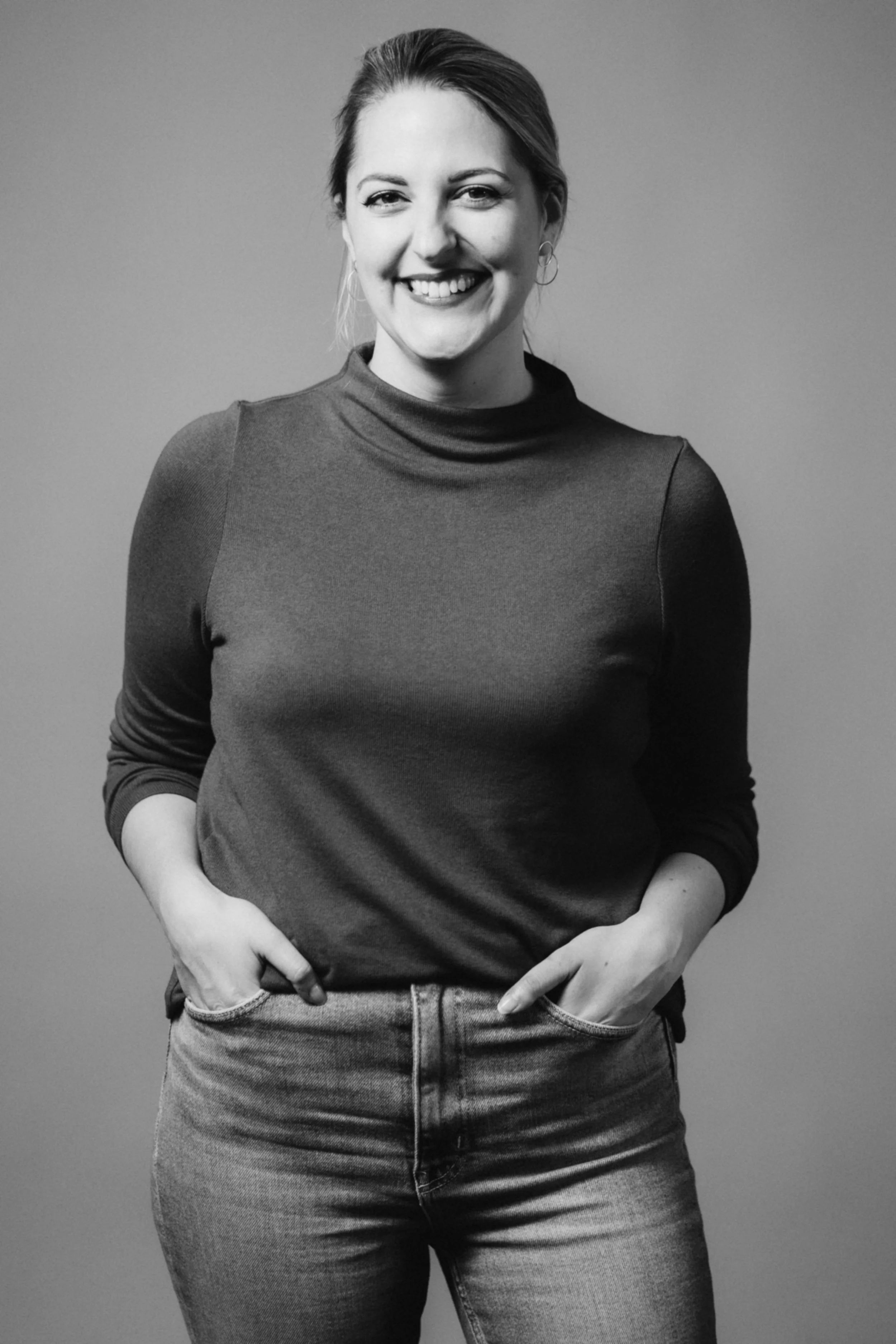 Foto Carolin Sabath lächelnd und stehend