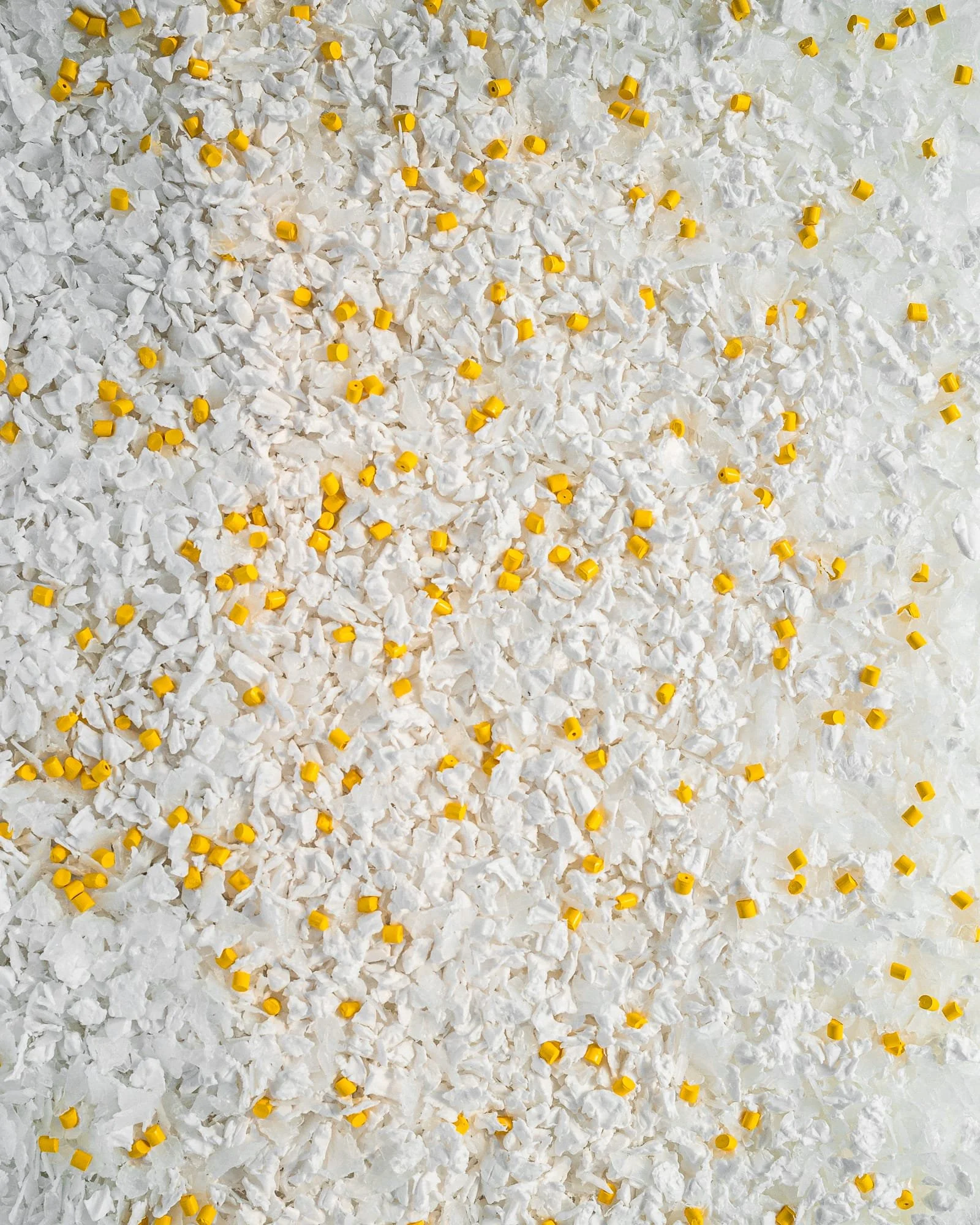 Plan serré en plongée de grain en plastique recyclé jaune et blanc