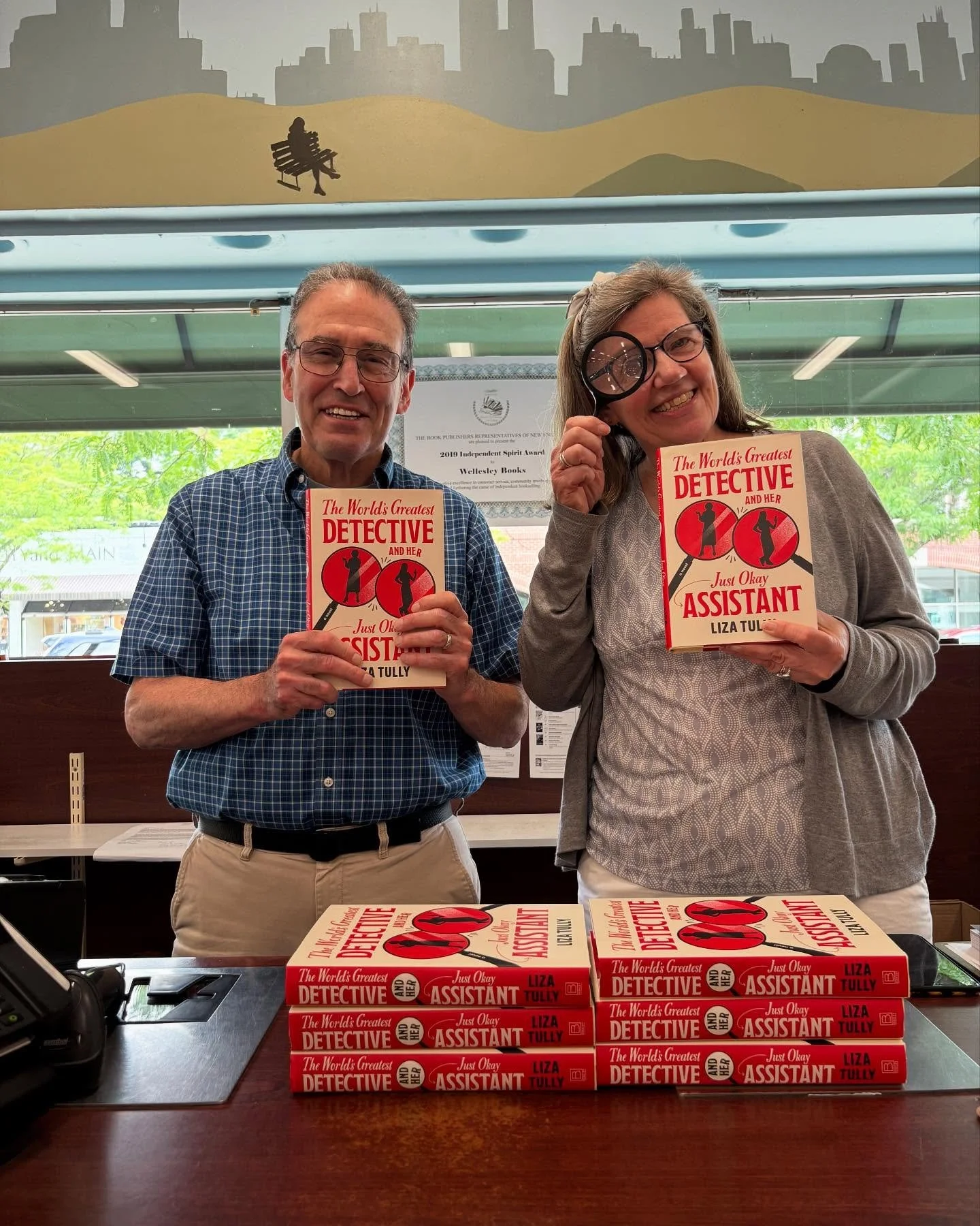 Love, love, love @wellesleybooks! It&rsquo;s a big store with 18,000 books! How do I know this? I asked and they looked it up! Many thanks to Jon and Lorna (pictured) who greeted me with a lot of enthusiasm, not to mention a cool magnifying glass, wh