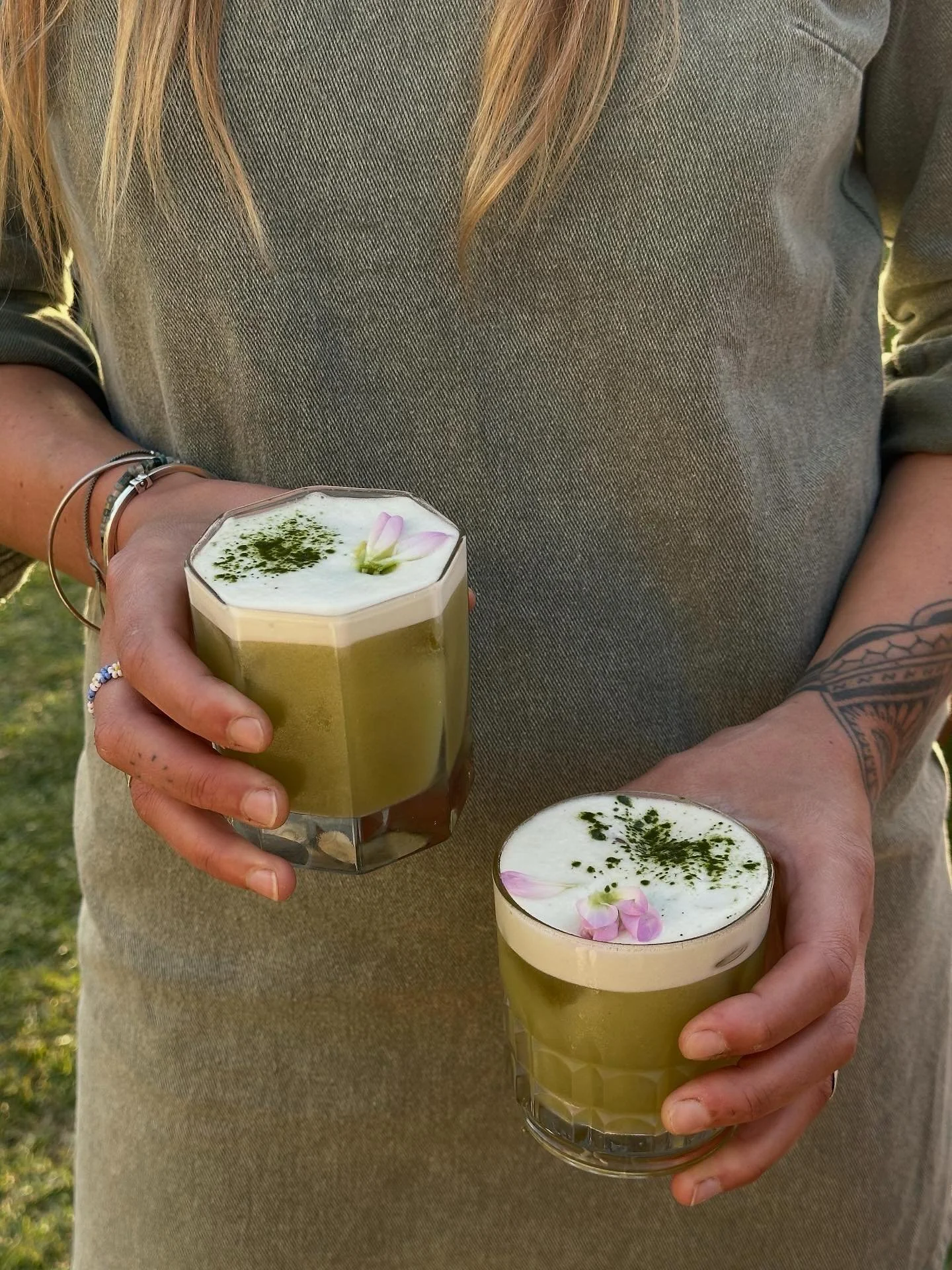 Le * patchamatcha *
Il a fait fureur pour l&rsquo;&eacute;v&eacute;nement bien &ecirc;tre du Jardin des Muses organis&eacute; par @_musettes &agrave; la @villa_fuberia 💚
- Th&eacute; vert matcha
- Jus de poires maison
- Verjus @verjusdusiorac 
- Van