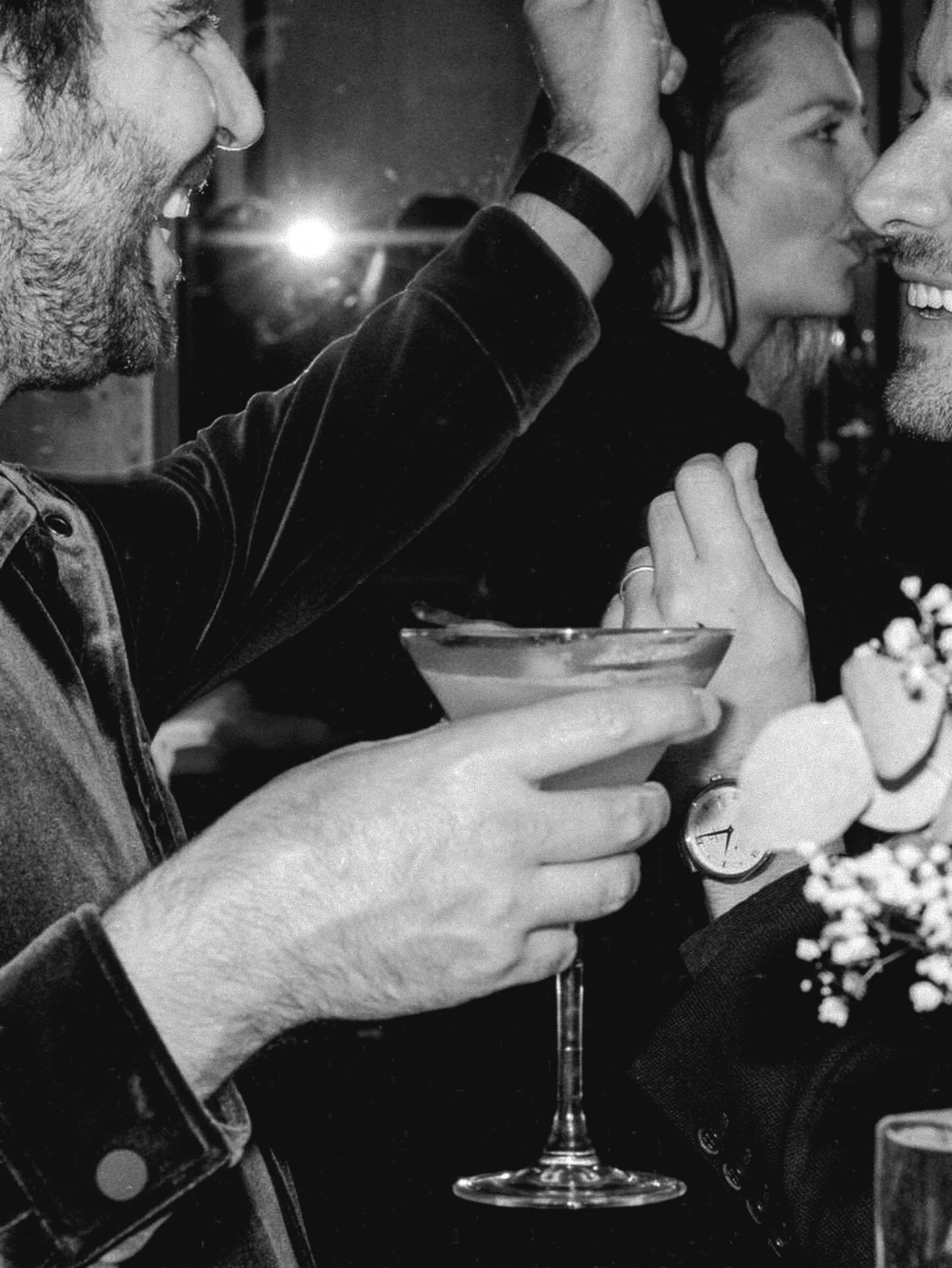 Des cocktails, des rires et surtout, VOS sourires ! 🤗

Soir&eacute;e d&rsquo;entreprise, afterwork, anniversaire, mariage, evjf, ou soir&eacute;e entre copains,
partagez un moment festif avec nos cocktails. 🍸🪩

Tu veux des cocktails qui font souri