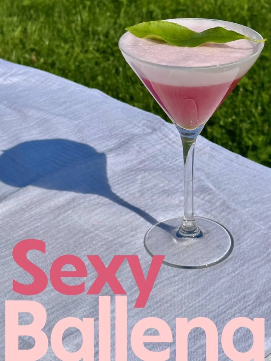 SEXY BALLENA 🍸
# lefavoridelacarte2026

- Rhum blanc Cara&iuml;bes vieillit en f&ucirc;t de ch&ecirc;ne fran&ccedil;ais 
- Feuilles de citronnier 
- Jus de fraises et citron vert 
- Mousse aux zestes de citron vert 
- Parfum de poivre rose 

Un vrai