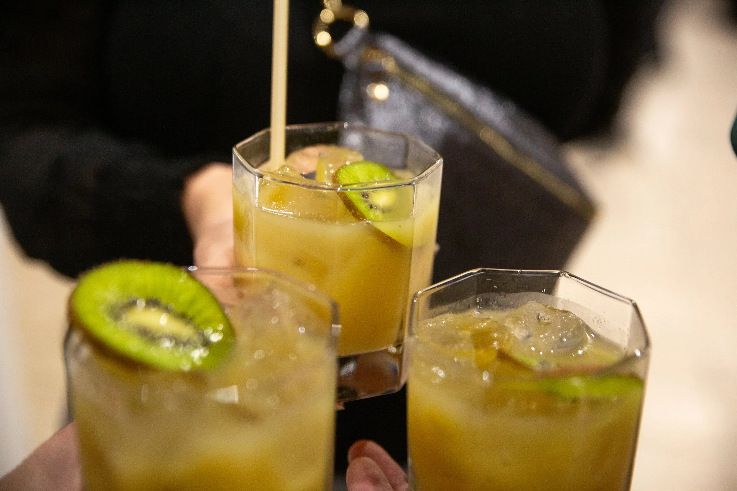 Trois verres de cocktail avec des tranches de kiwi et des glaçons. Cocktail de saison