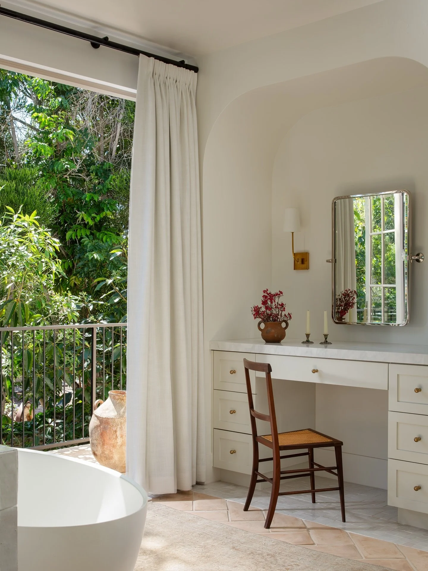 Achieving a simple aesthetic is a journey of complex decisions. 

Photography @pixelsandpigment 
Build @california.home.builders