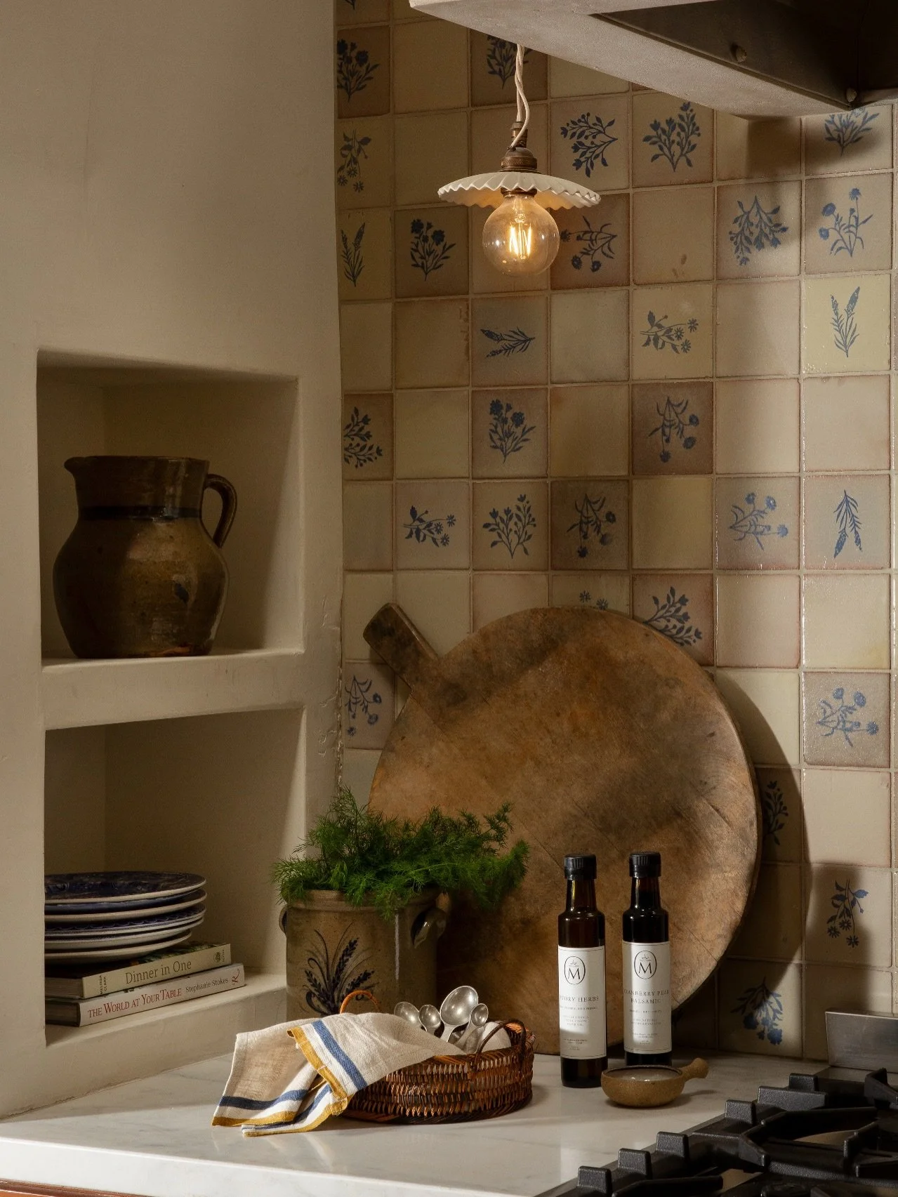 Shine your light!
⠀⠀⠀⠀⠀⠀⠀⠀⠀
Photography by @pixelsandpigment
⠀⠀⠀⠀⠀⠀⠀⠀⠀
Interior Design Studio, Solana Beach California, Luxury Interior Design, Lighting Matters, Interior Styling, California Homes, Elevated Living