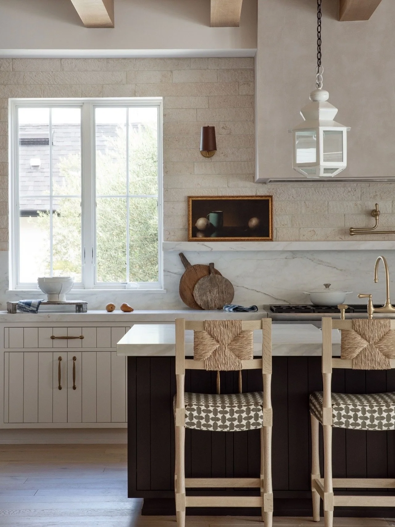 Kitchens earn their spotlight as the hardest working spaces in a home, cookin&rsquo; up delicious moments of connection, stirring up conversations (sometimes heated), and plating stories to be told for years to come.
⠀⠀⠀⠀⠀⠀⠀⠀⠀
Photography by @pixelsa