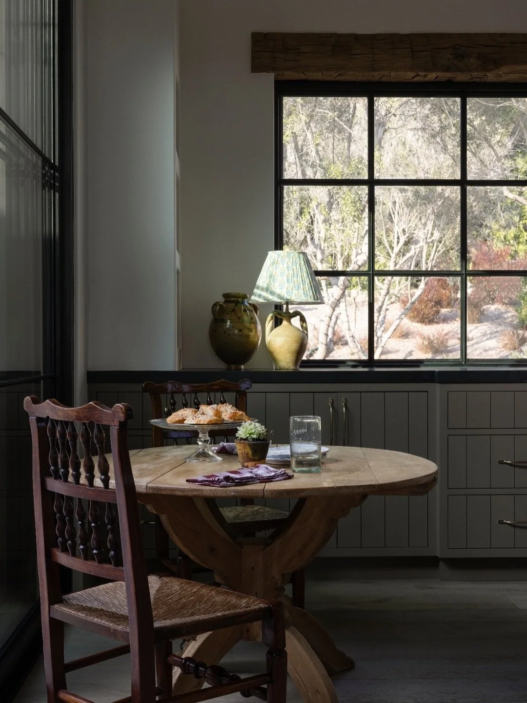 Pulling from @ilimarche ensures a timeless and layered collection has made it past the final edit and has settled into home.
⠀⠀⠀⠀⠀⠀⠀⠀⠀
Photography by @karynmillet 
⠀⠀⠀⠀⠀⠀⠀⠀⠀
Interior Design, Solana Beach Design Studio, Luxury Interiors, Curated Piece