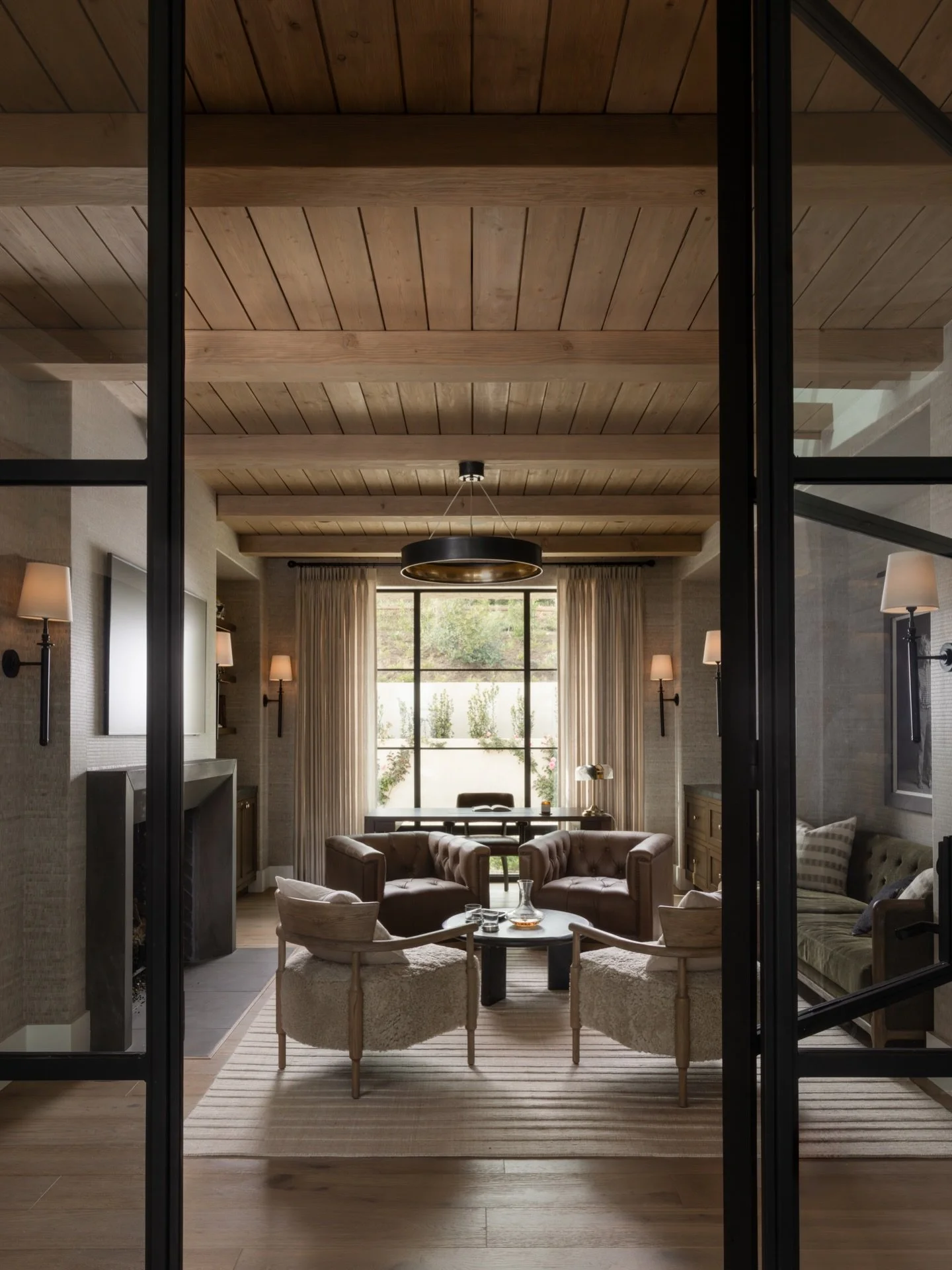 Such a vibey space to be productive and calm. 

.
Photography @pixelsandpigment