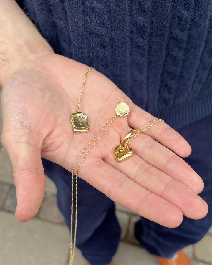 Create fingerprint pendants at Sculpt Studio 🤍✨ Whose fingerprint would you wear? <33 

See next available workshops via the link in bio! 

#fingerprintjewellery #fingerprintpendant #silverjewelry925 #jewelryworkshop #waxworkshop