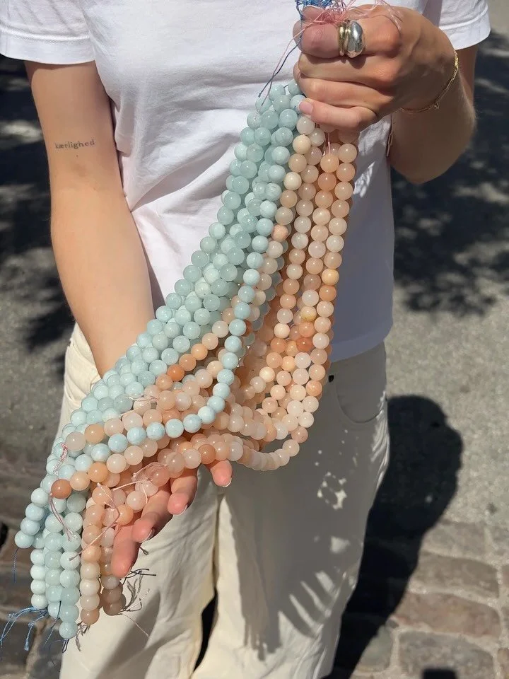 We brought these chunky babies out for a little shoot in the sun 💕🌞 we really feel the summer vibes these days!! 

Come by create your summer jewelry!! See you in the caf&eacute;s ✨

#smykbar #chunkypearls #diyjewelry #creativeactivity #cph