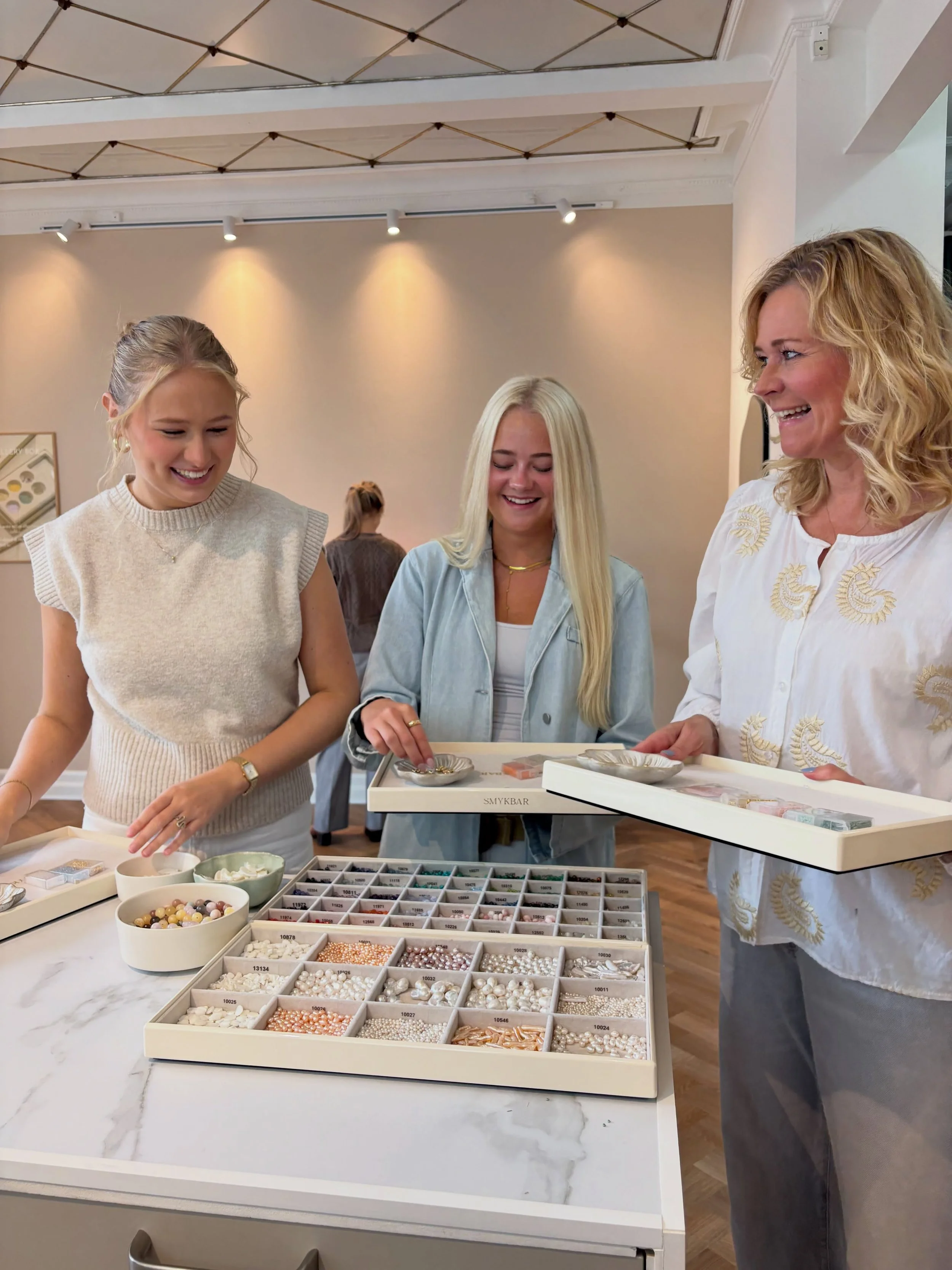 Soon Mother&rsquo;s Day Hallelujah 💝✨ we can&rsquo;t wait to see the caf&eacute;s full of moms, coffee dates, pearls and matching jewelry 🤍

Still missing a gift? a gift card to SMYKBAR = the cutest little invitation to a creative day together 💌 
