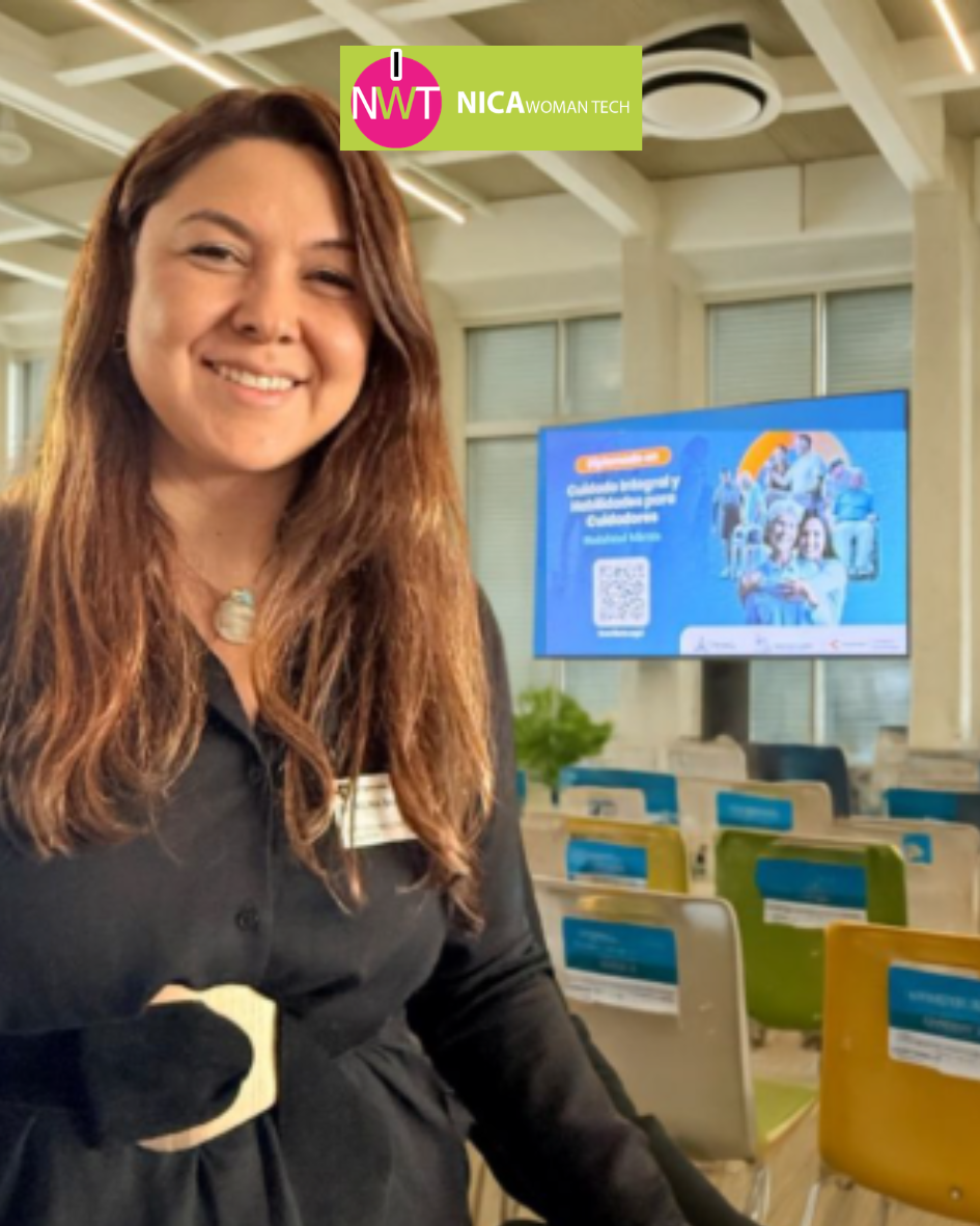Catalina Santana sonriendo en un espacio interior con sillas verdes y blancas, y una pantalla digital en el fondo con información y un código QR. En la esquina superior izquierda, un cartel con el logo de NWA Woman Tech.