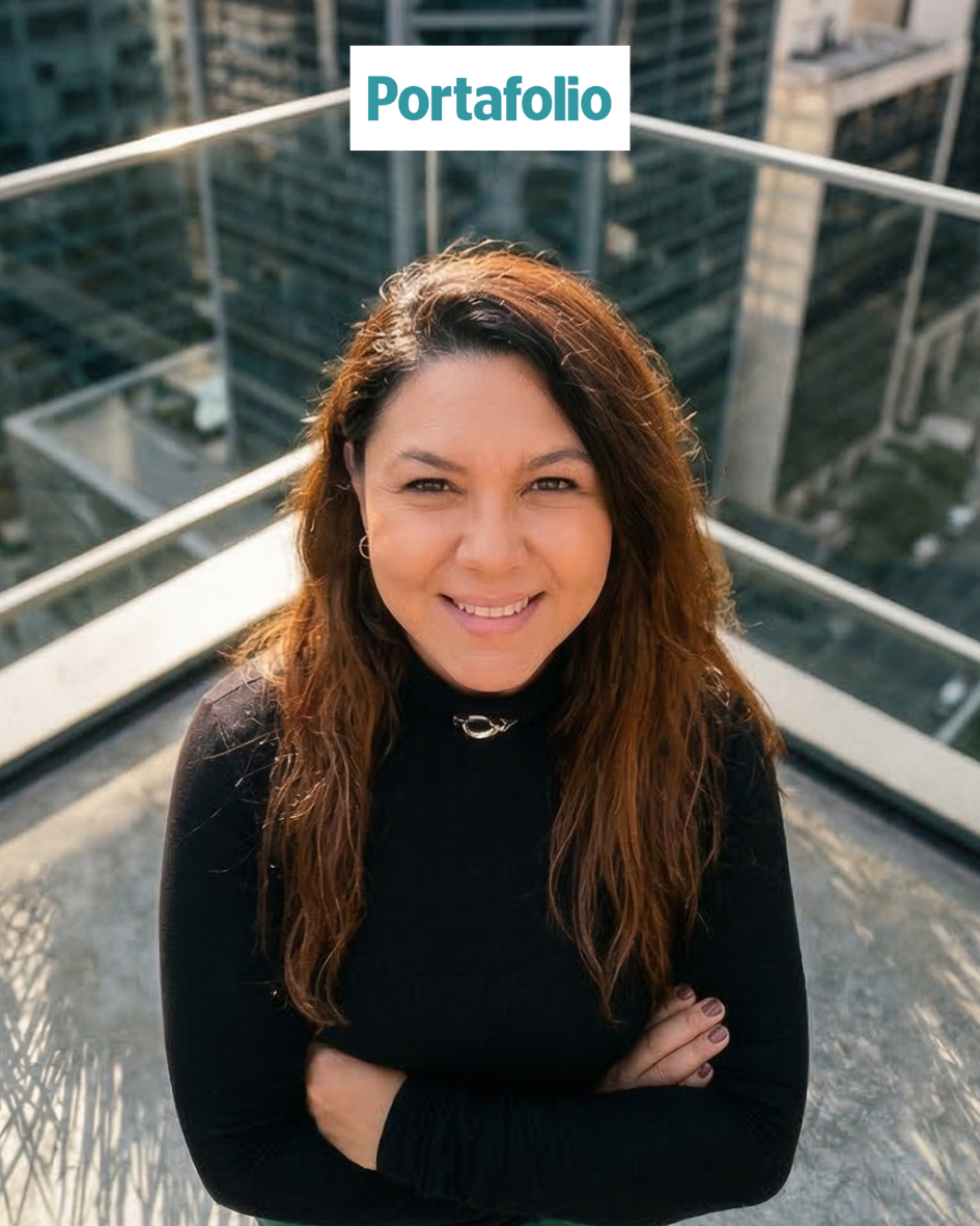 Catalina Santana fundadora de 101ideas Colombia sonriendo en la azotea de un edificio alto con vista a rascacielos