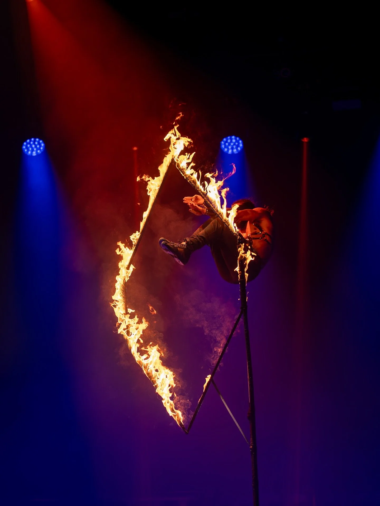 🔥 Blindfolded. In chains. Surrounded by fire.
What could possibly go wrong?

An explosive act by our incredible Aruba artists that leaves the audience in awe every night 💥🔥

📸 @patrikklaus_ 

#ohlala #x