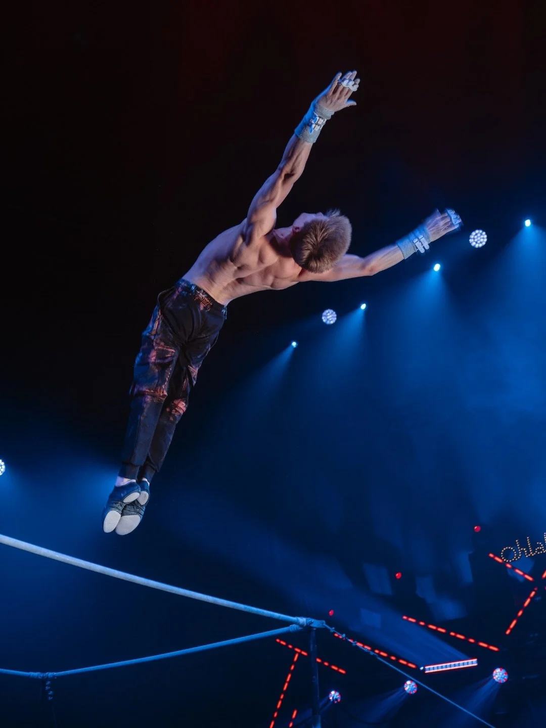 Our High Bar group moved in perfect timing, releasing and catching in a sequence that demanded absolute trust. 

When all four were flying at once, the stage felt smaller and the tension bigger 💥👏

#ohlala #highbar #circus