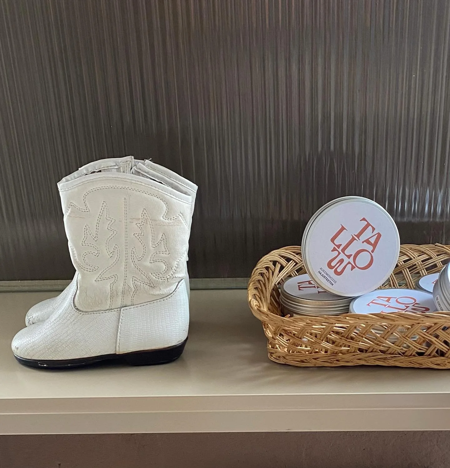 TALLOW Aurinkovoidetta en&auml;&auml; 5 kpl j&auml;ljell&auml; Pop Up Marketissa! 💛
(Yrj&ouml;nkatu 2, Pori) 

MUISTA HY&Ouml;DYNT&Auml;&Auml; MYYM&Auml;L&Auml;SS&Auml; POP UP TARJOUSTAMME - 15% yli 50e ostoksista!