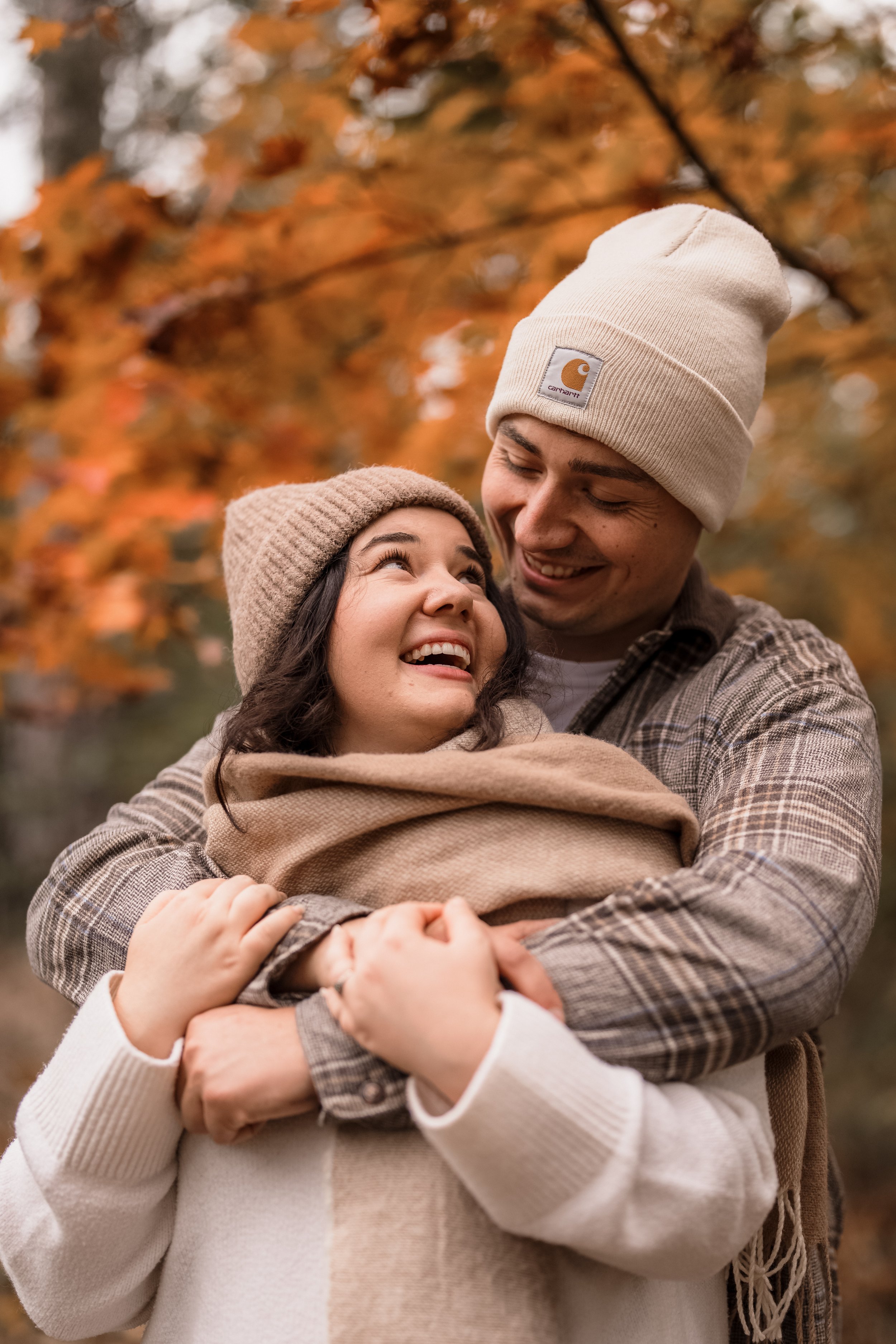 Herbstliches Paarshooting im Gonsenheimer Wald – innige Umarmung unter buntem Laub