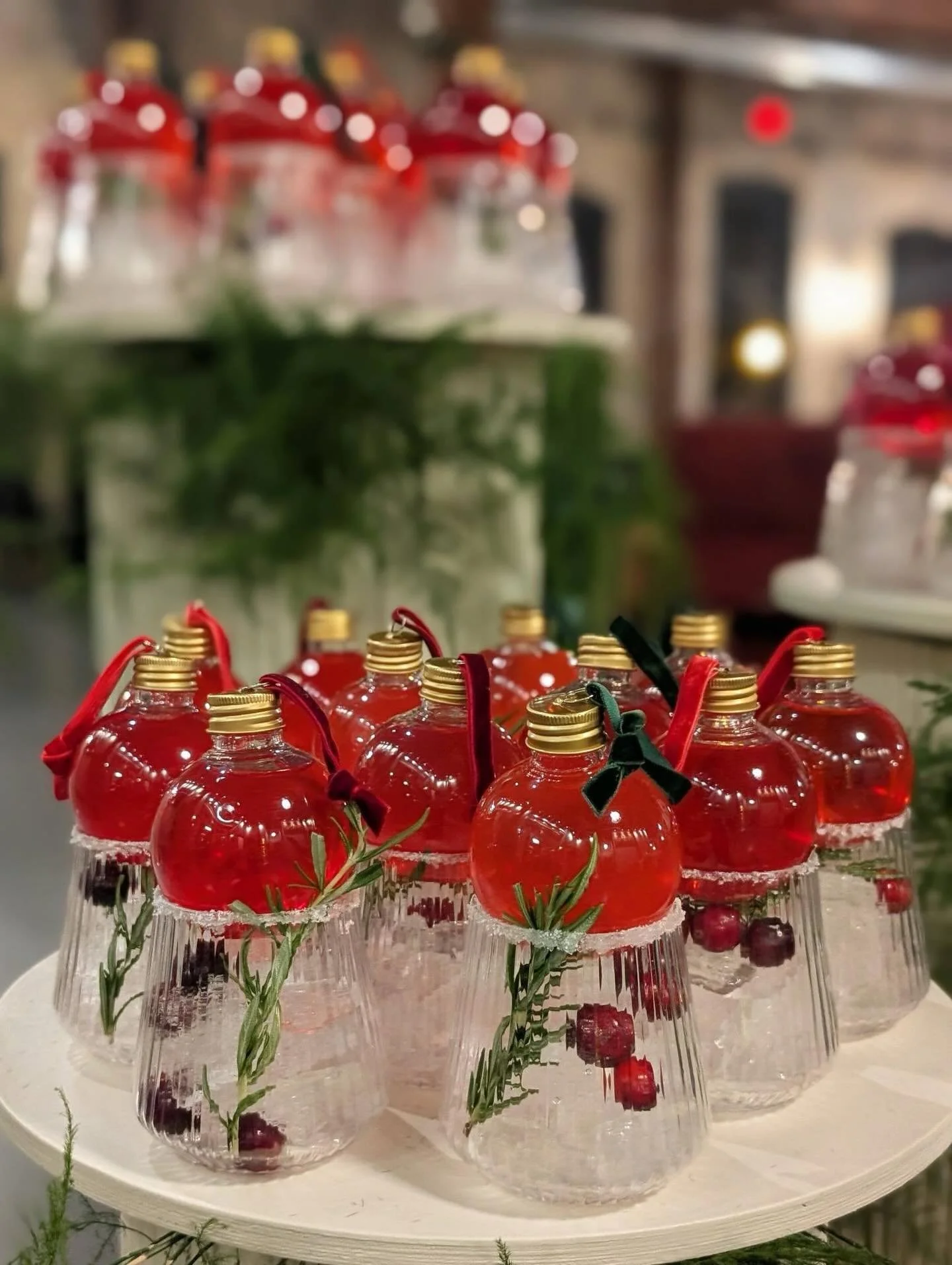 POV: you walk into the party and the drinks are already dressed for the holidays 🎄
.
.
#signaturecocktails #holidaydrinks #eventbartender