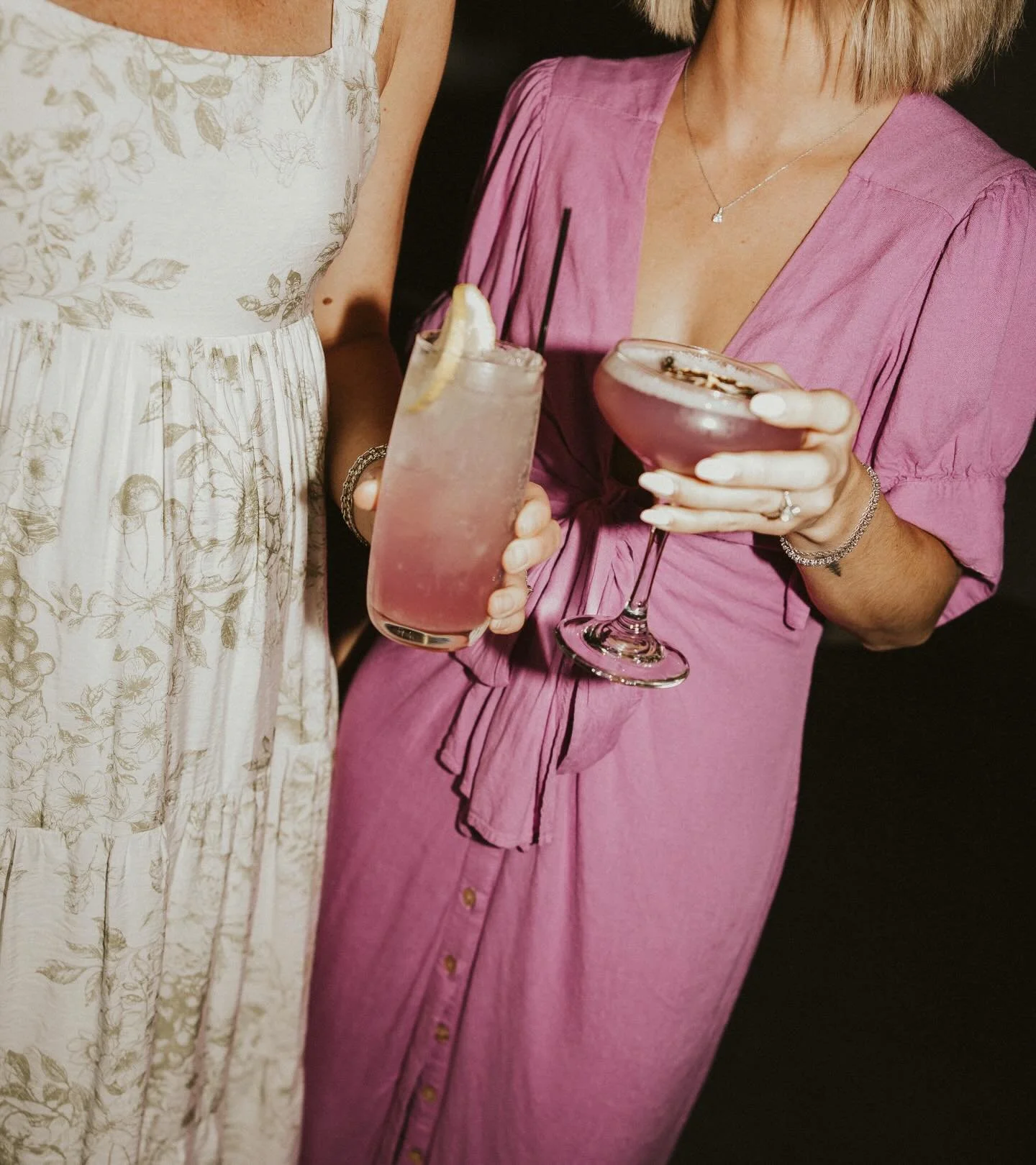 Perfectly crafted cocktails and mocktails that taste just as good as they look - guaranteed to wow every guest✨
.
.
Photographer - @graceaugustphotography  Venue - @catalyst.naturelink  Bar - @4liquidmotion