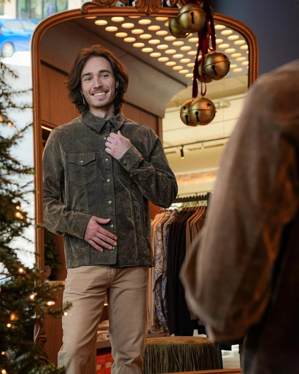 T&rsquo;was the night before Christmas&hellip; ✨
Wishing you a cozy Christmas Eve filled with good company, warm layers, and holiday cheer.  We hope you find a little Roman James under your tree this year!

#mensfashion #romanjames #AdaMichigan #disc