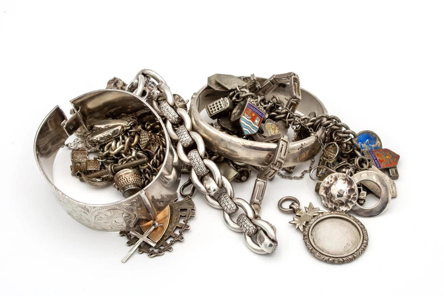 Sell your silver jewellery, including bracelets, chains, and earrings.