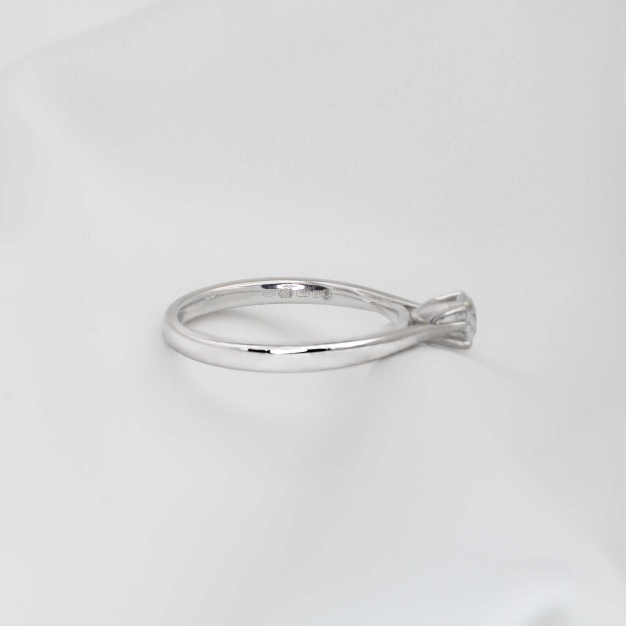 White Gold Diamond Solitaire Ring Brilliant.png