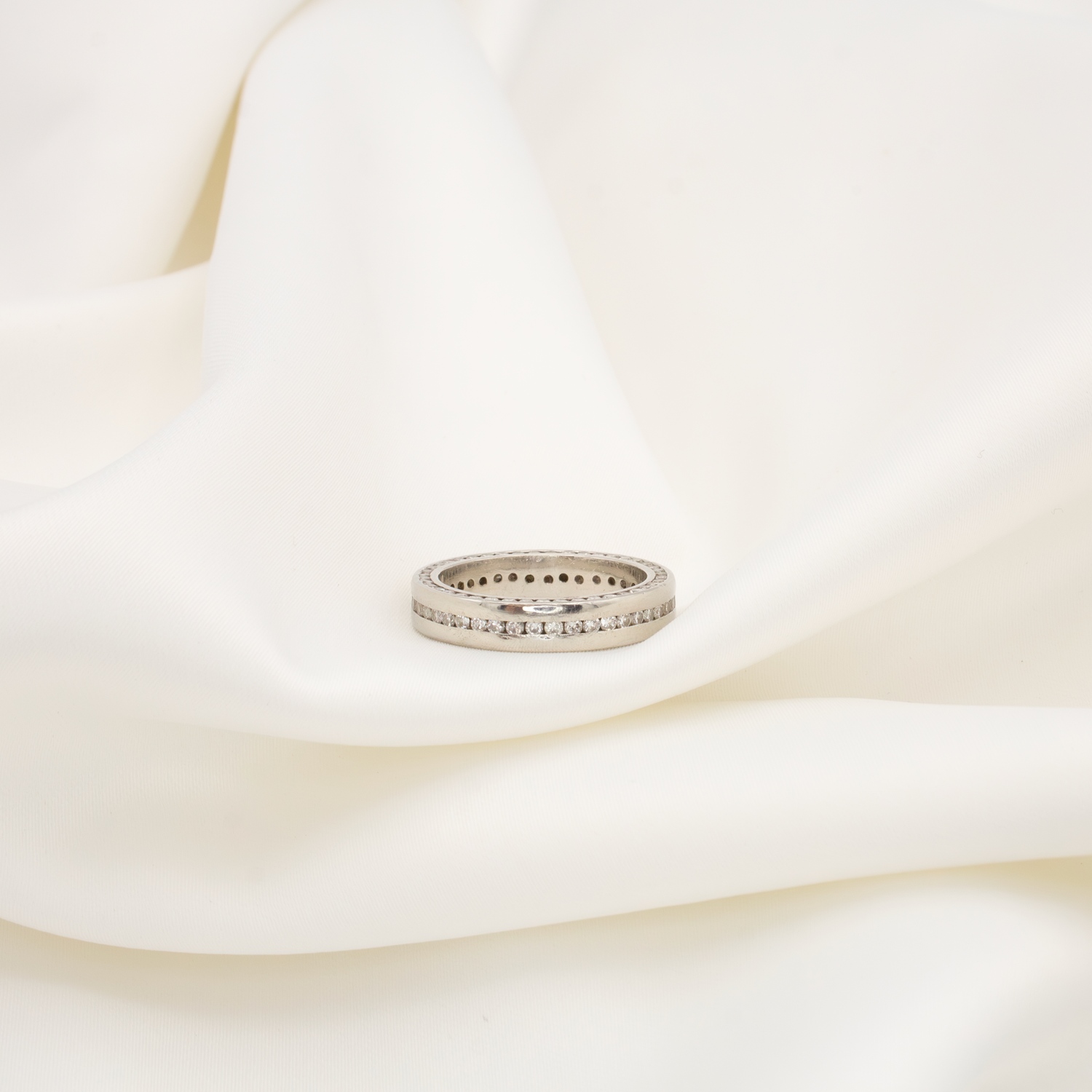 JacksonsJewellers_Platinum-Eternity-Ring.png