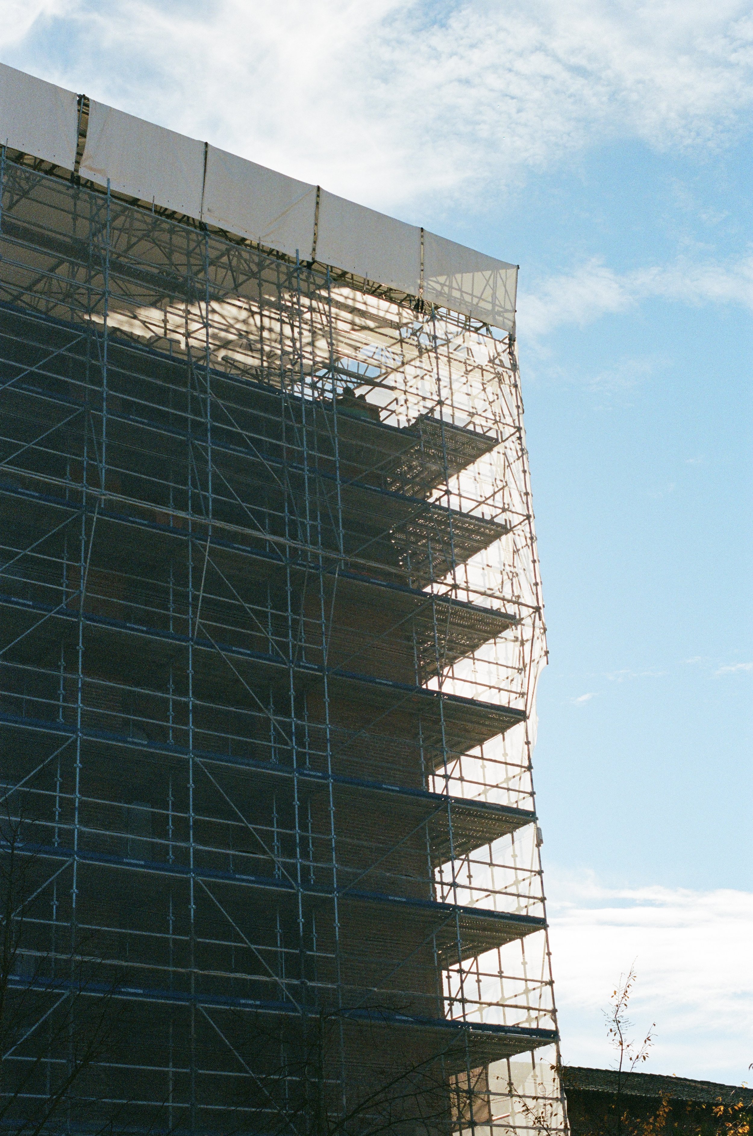 DEC22_TOULOUSE_SCAFFOLDING.jpg