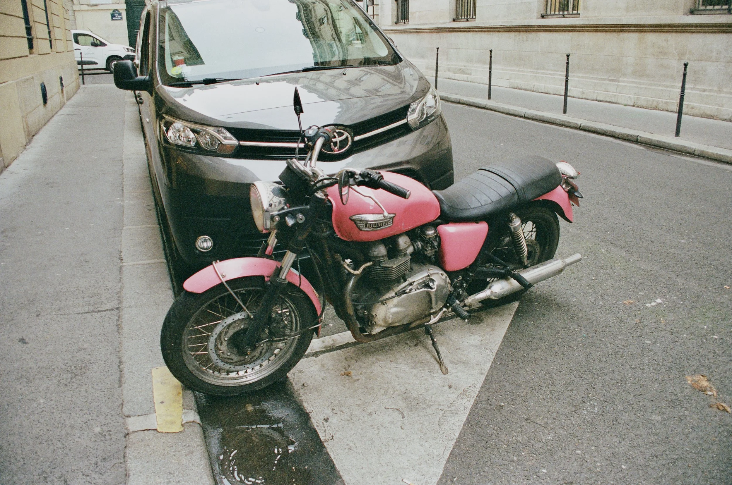 DEC22_PARIS_PINKMOTORCYCLE.jpg