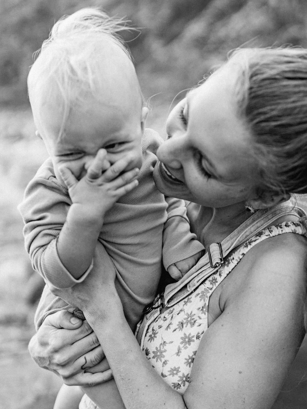 My&scaron;lenka, že bychom měli b&yacute;t &scaron;ťastn&iacute; &ndash; ide&aacute;lně vět&scaron;inu času &ndash; se stala jak&yacute;msi nepsan&yacute;m standardem. Pokud &scaron;ťastn&iacute; nejsme, něco je &scaron;patně. S n&aacute;mi. S na&sca