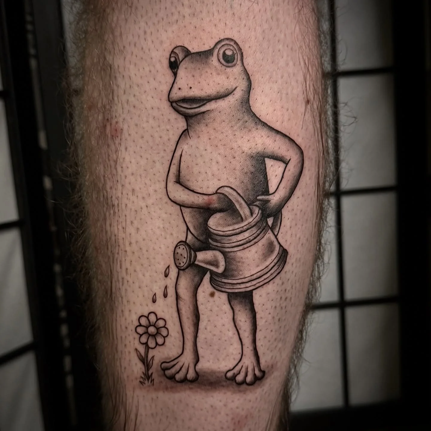 Long live Gunther! 🐸🌼 This was a fun tattoo! Oliver got in contact and asked if I could create his favourite statue (Gunther) into a tattoo. Obviously I said yes 😆 Always love a frog tattoo! Thanks again Oliver 🙏🏼

#frogtattoo #daisytattoo #cust