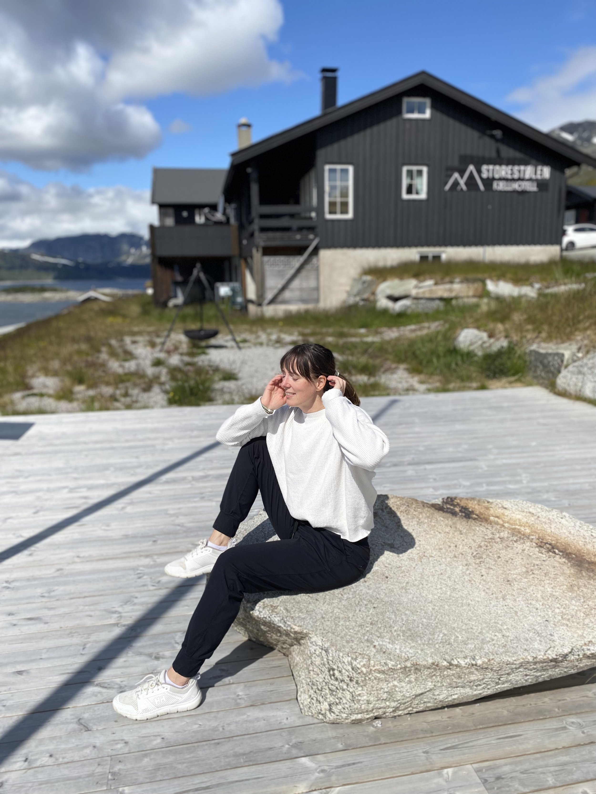 Storestølen platting Tine sitter og poserer.jpeg