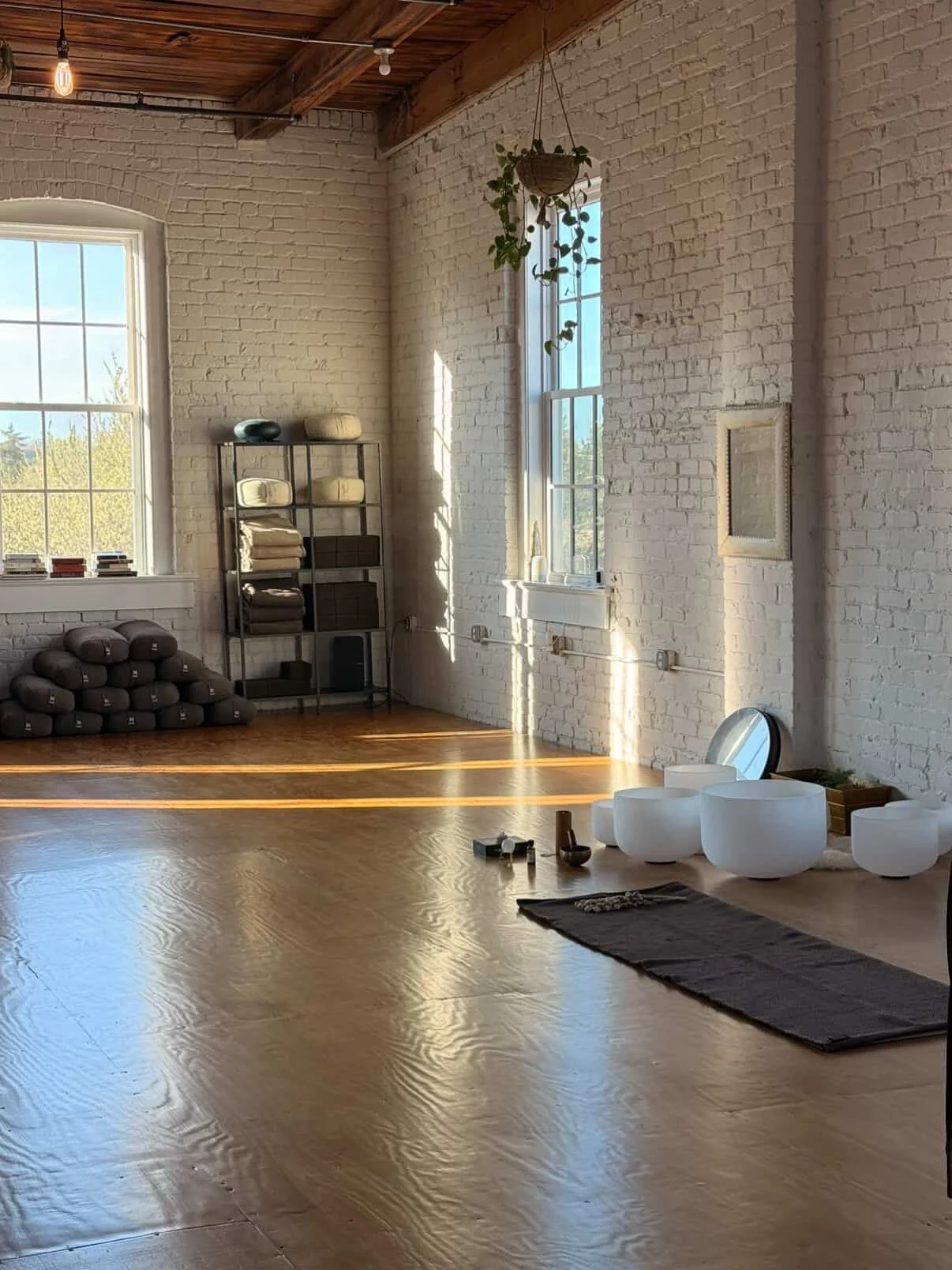 Some magic captured in our space lately&hellip;💛🌟 

Thank you @h__goodman for sharing the beauty ✨

There&rsquo;s three opportunities to join us in the studio tomorrow:

Flex + Flow with @blake.moves 10:45am-11:45am

Free Flow Space 2pm-4pm

Vinyas