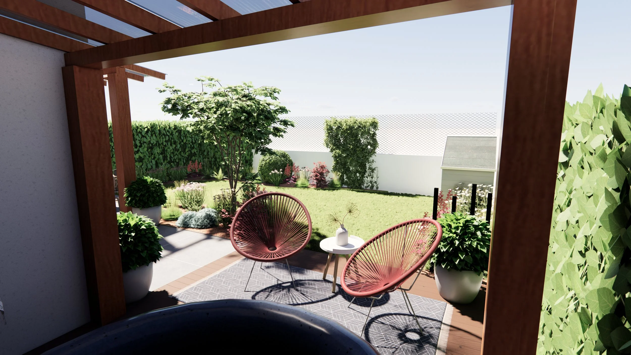 Espace extérieur avec salon de jardin comprenant deux fauteuils rouges, une table basse blanche, des plantes en pot, et un jardin verdoyant en arrière-plan.