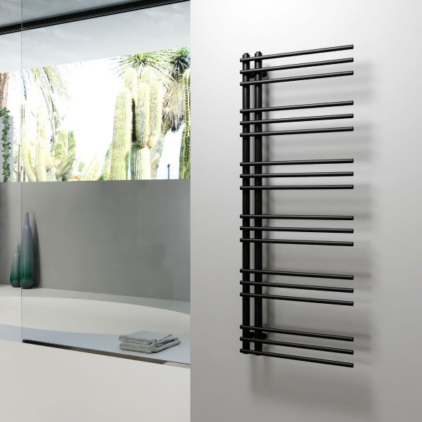 Scalda asciugamani nero su una parete bianca in un bagno moderno con una grande finestra che mostra dei cactus all'esterno.