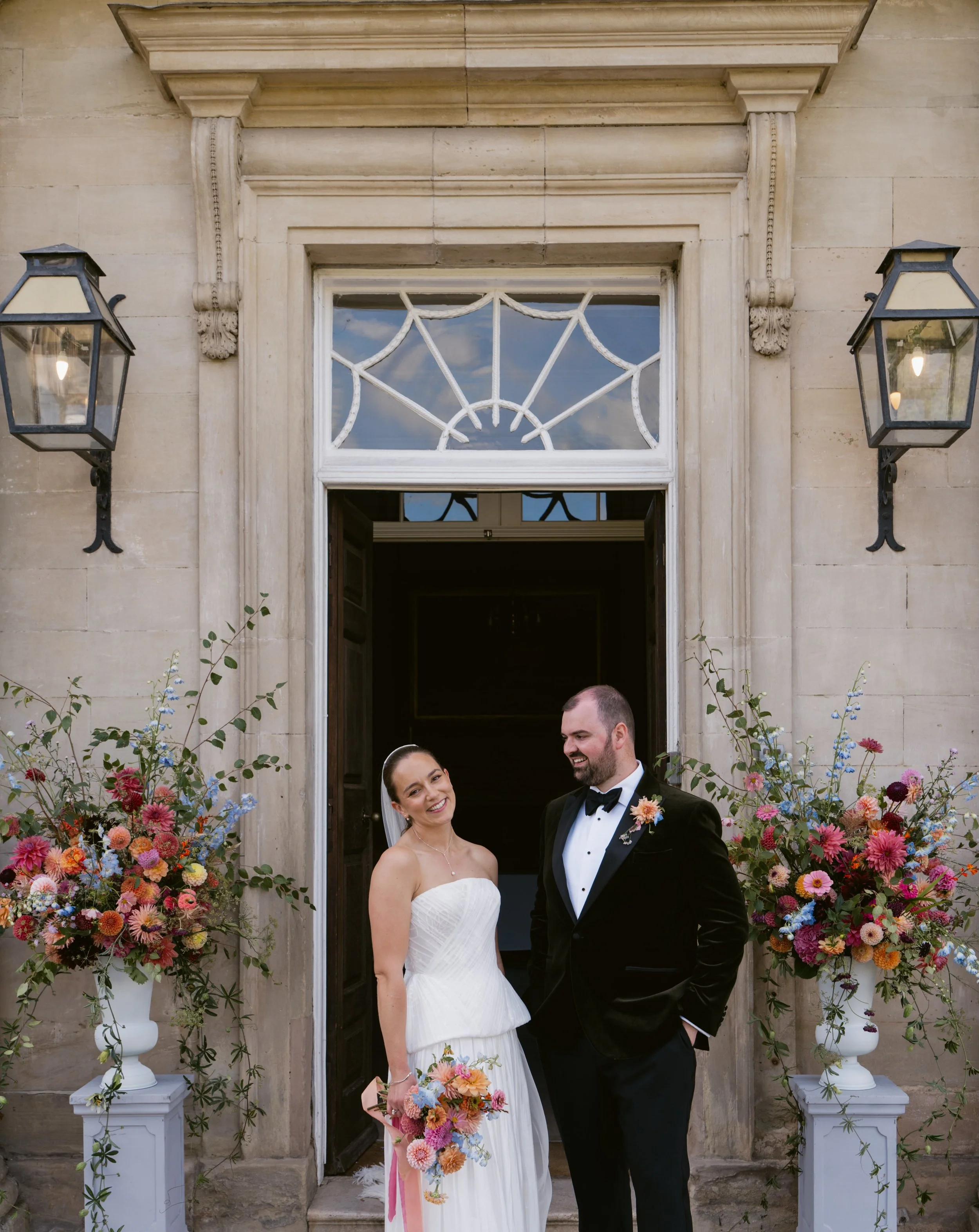 Baby I&rsquo;m yours 🥰

Oh my goodness. From the feathers in the veil to the  fruit and flowers on the cake. These two had me at hello. Francesca and Tom. The only disappointing part of this for me was I didn&rsquo;t get to meet Murphy in the flesh 