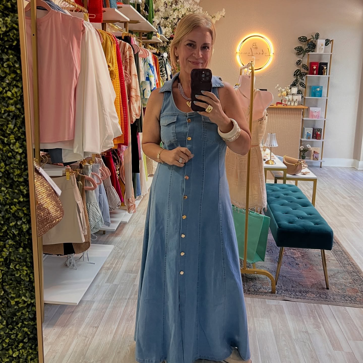 El denim que no sab&iacute;as que necesitabas.
Este vestido halter en mezclilla es la combinaci&oacute;n perfecta entre comodidad y estilo. Su silueta alargada con botones al frente estiliza la figura y lo convierte en el look ideal para d&iacute;as 