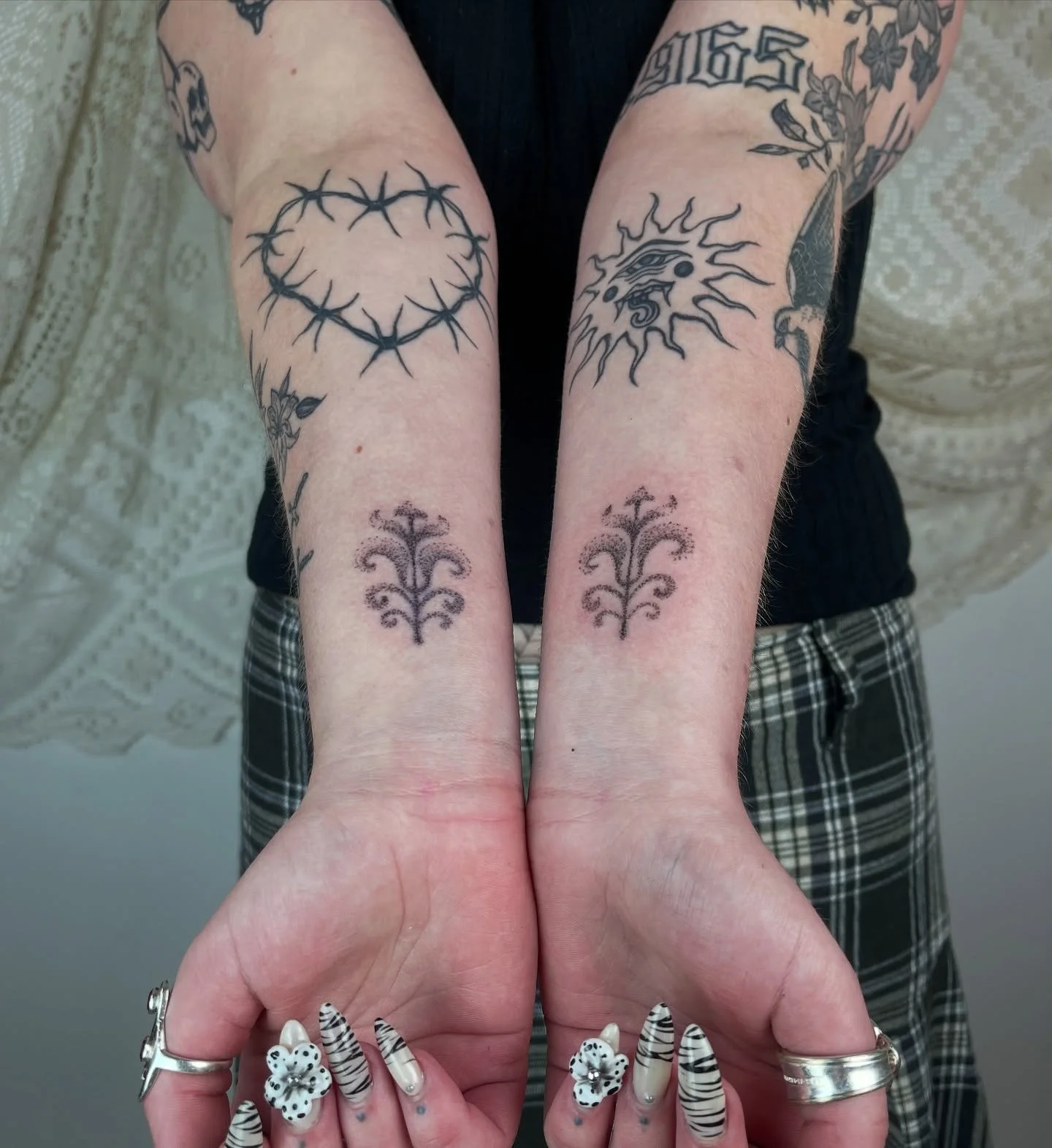 Symmetry spears as part of a day session 🔲🔳

Space in June and July ▪️
Book via link in bio 

#handpoke #manchestertattoo #stickandpoke