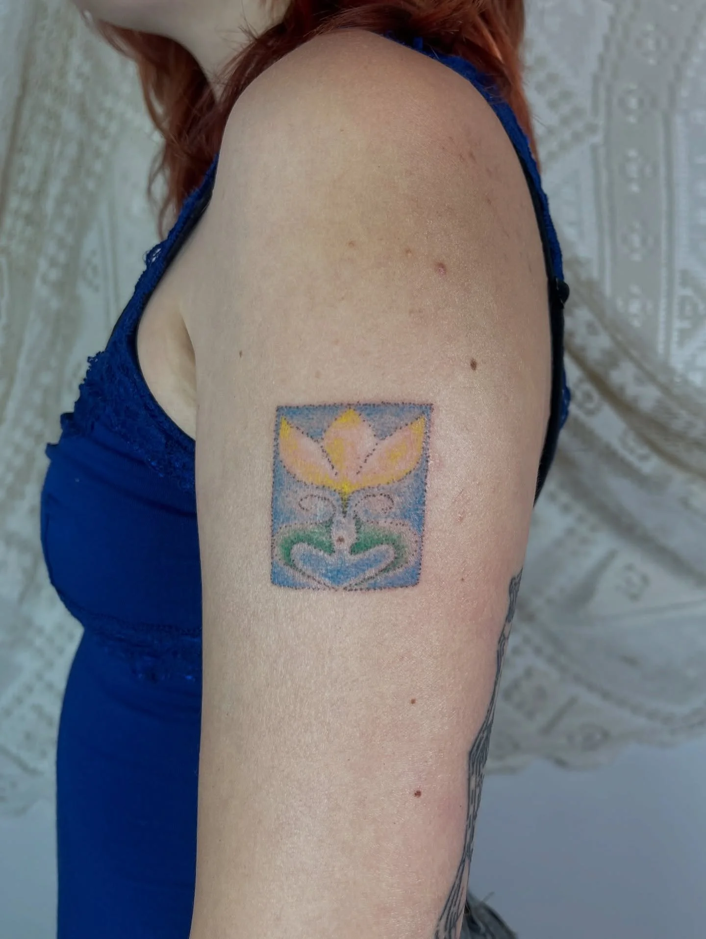 🌼🌻
Flower from flash 
Plenty of space over summer! 
Book via link in bio 💫

#manchestertattoo #handpokeartist #handpoketattoos