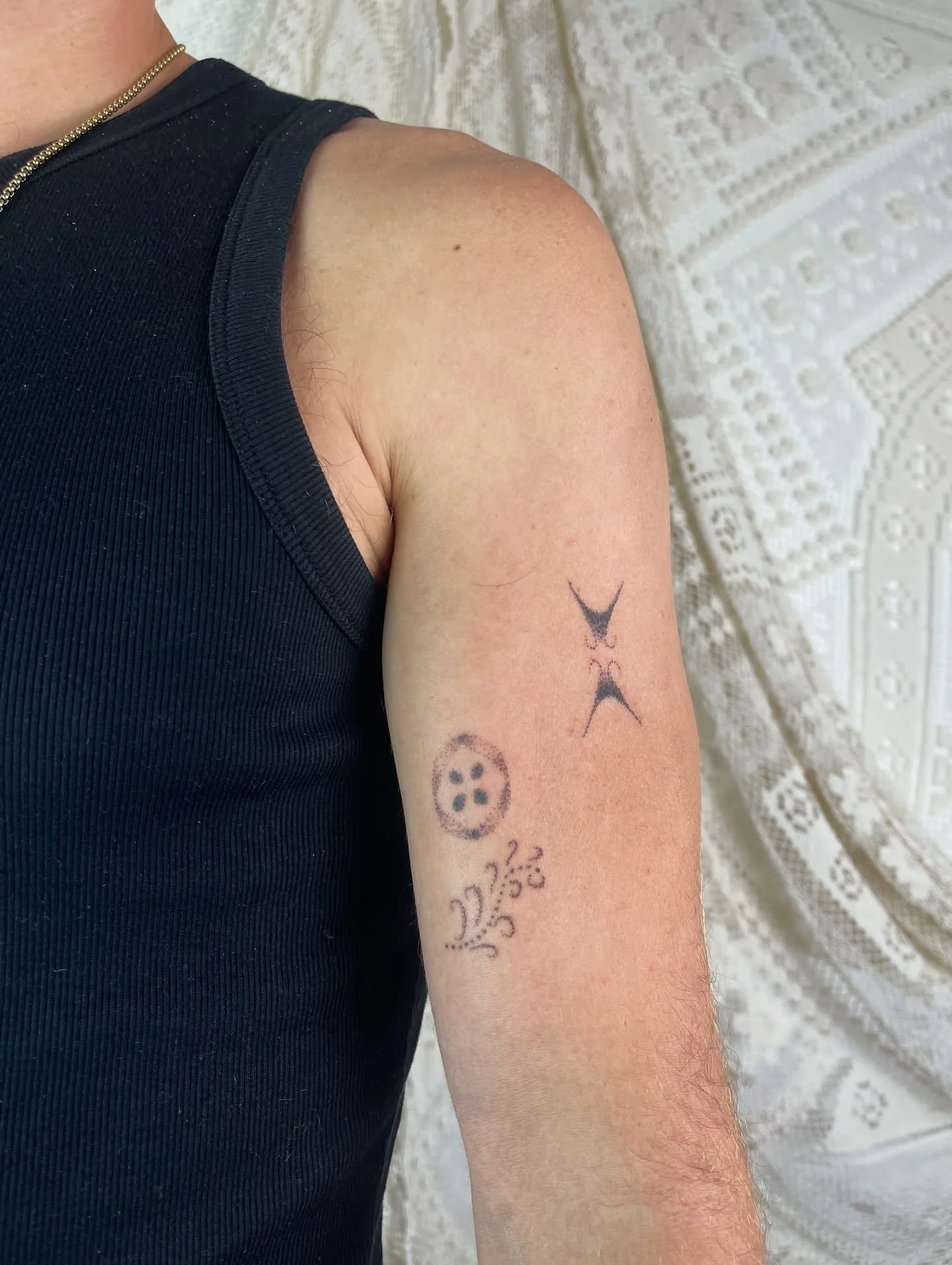 3 gems and a swirl for Rawdie 
Done at @studio_sanct 
Booking December &amp; January 
Book via link in bio 🔵