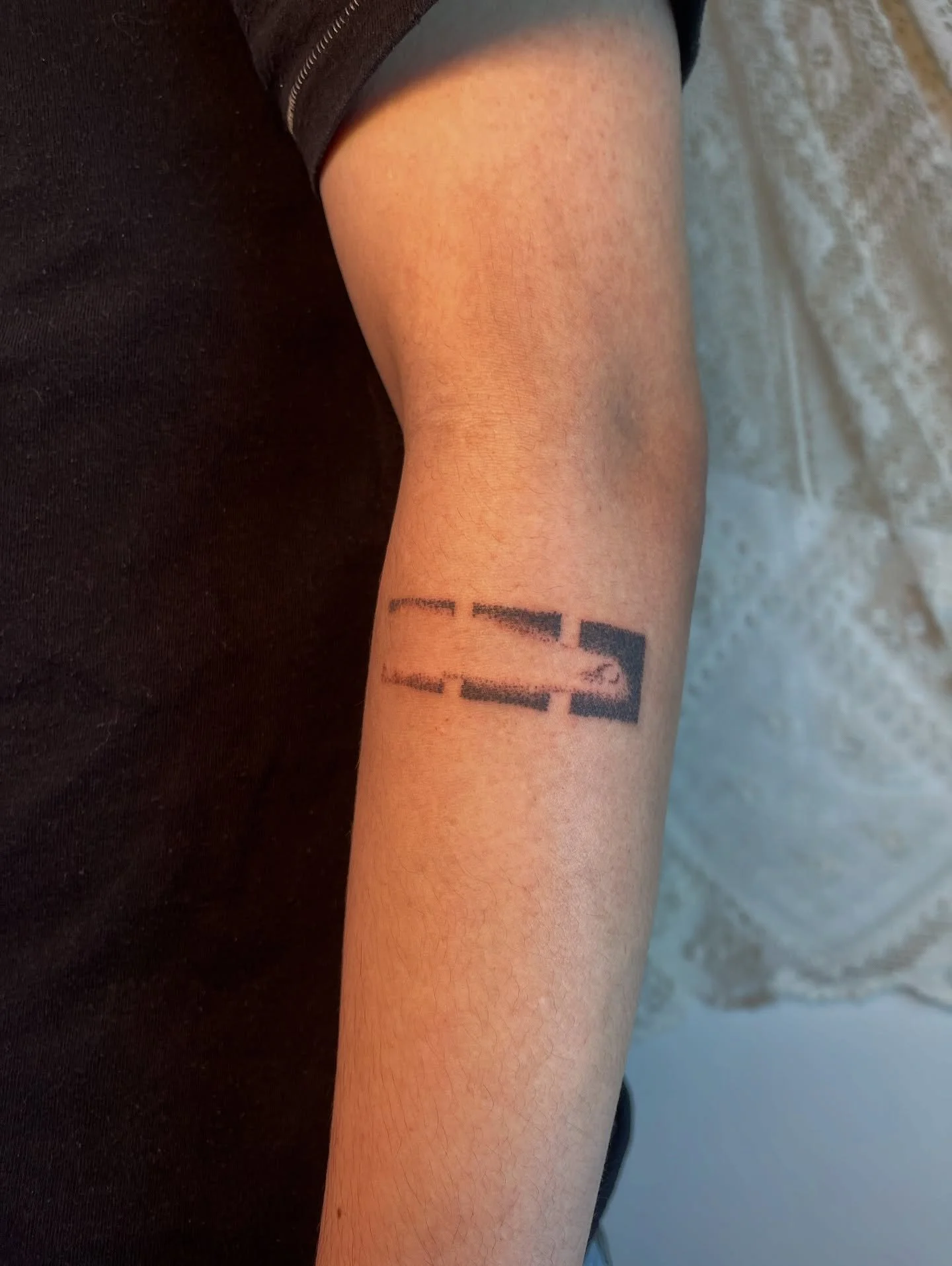 Comet and peace symbol of Flynn 💫
Space this month for tats, dm to book🔵
Done at @studio_sanct 
#handpoke #manchesterhandpoke #manchestertattoo