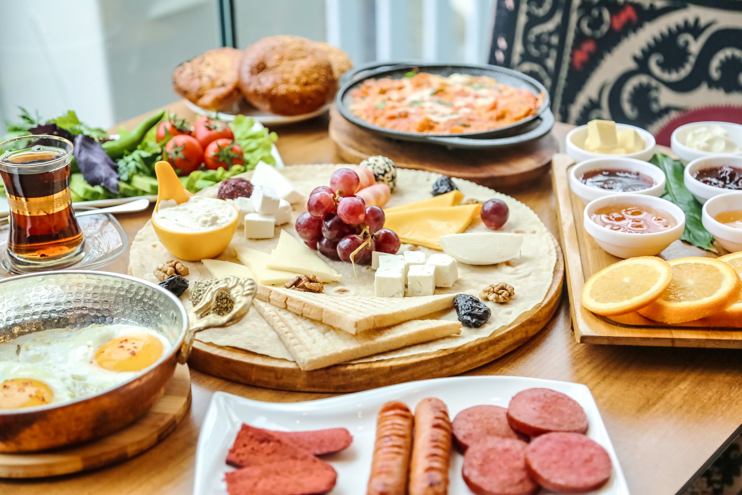 mesa-de-madera-adornada-con-platos-de-comida.jpg