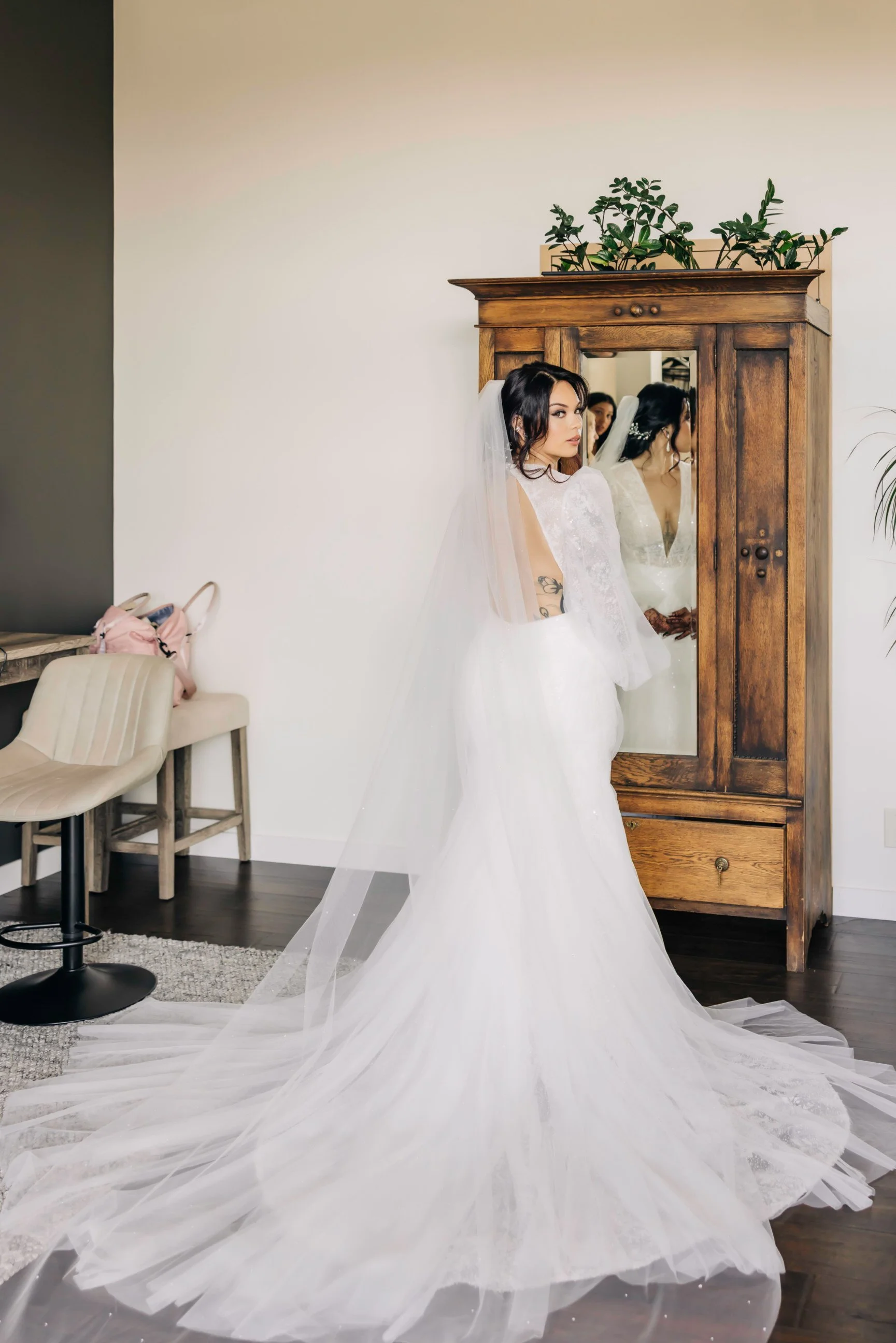 Bride getting Ready at Court in the Square.