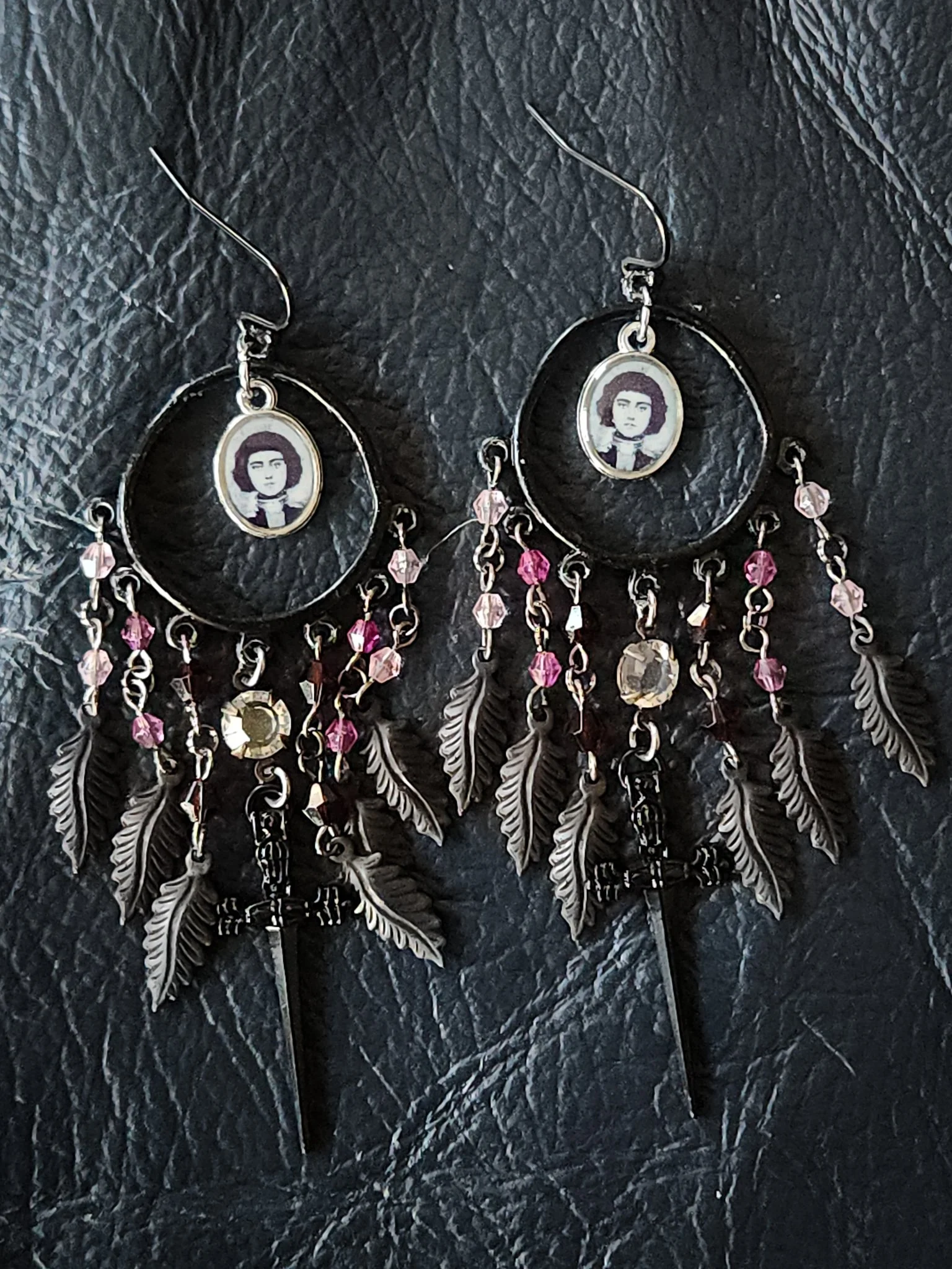 Armed Virgin : Earrings