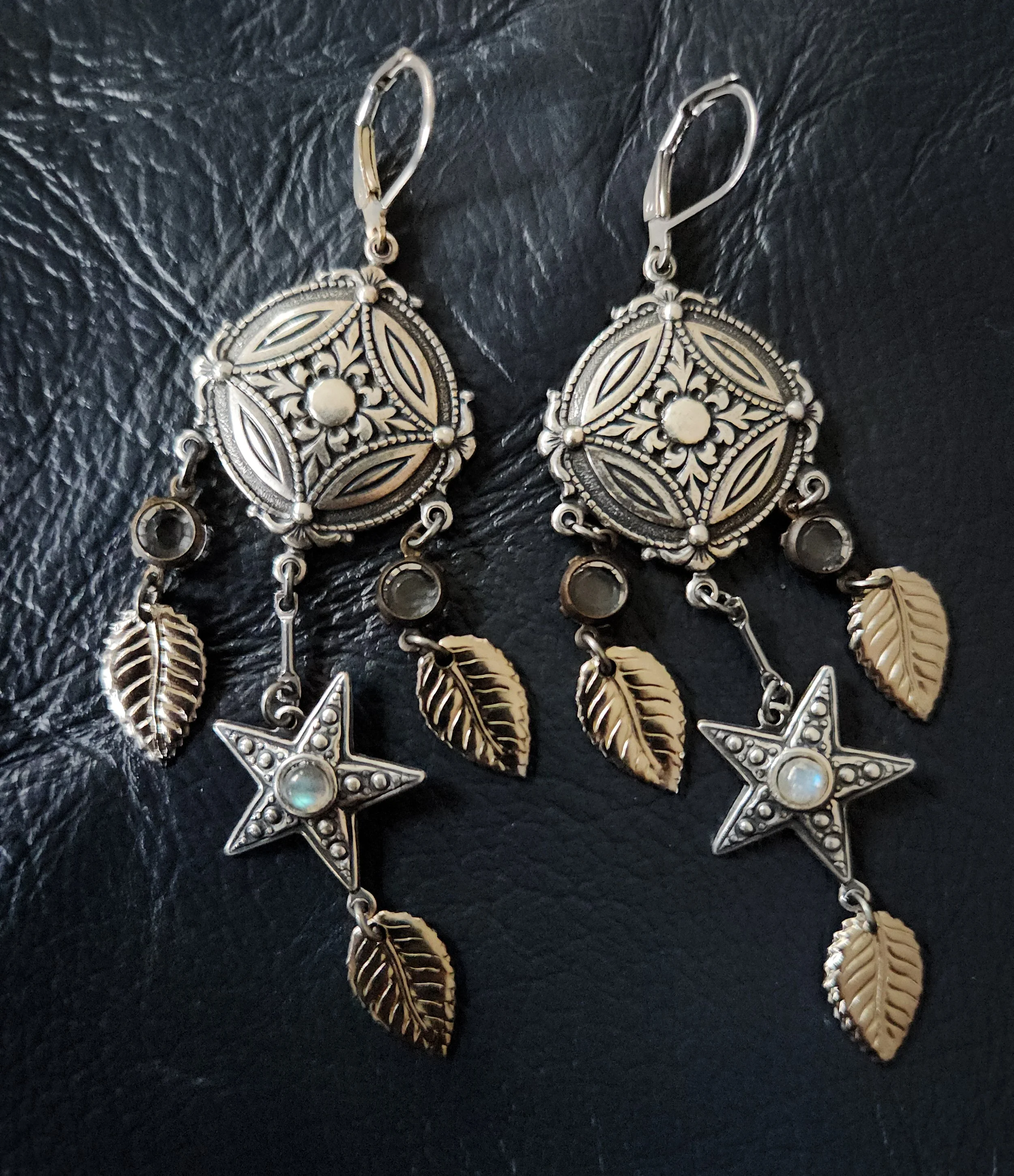 Solitary Star Gazer: Earrings