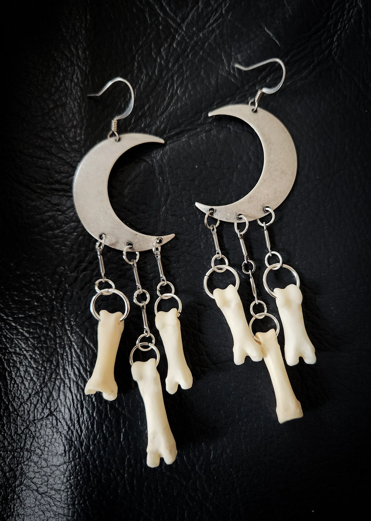 I Hear The Darkness Breathe : Earrings